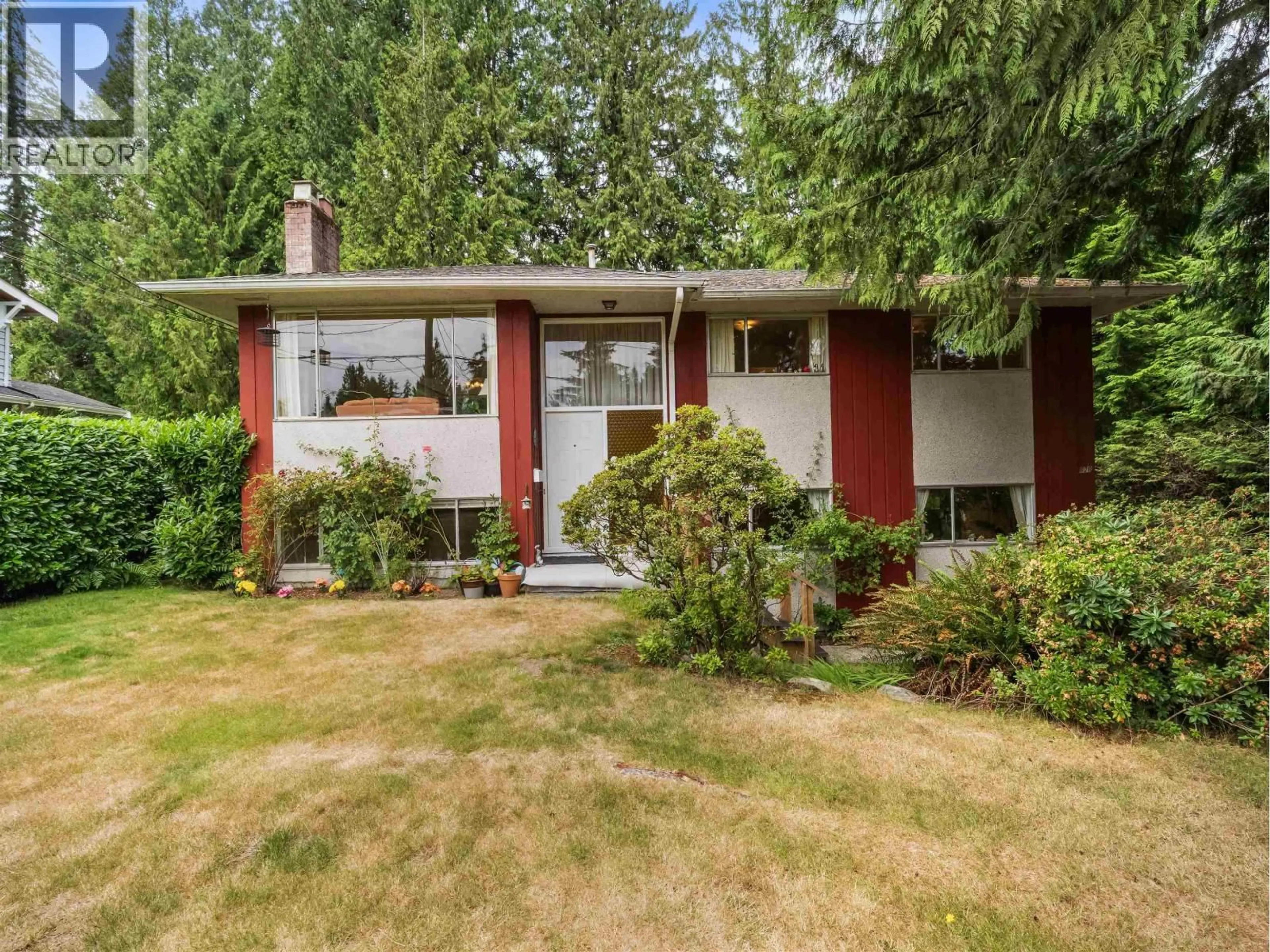 Home with vinyl exterior material, street for 628 ST. JAMES ROAD, North Vancouver British Columbia V7N1L6