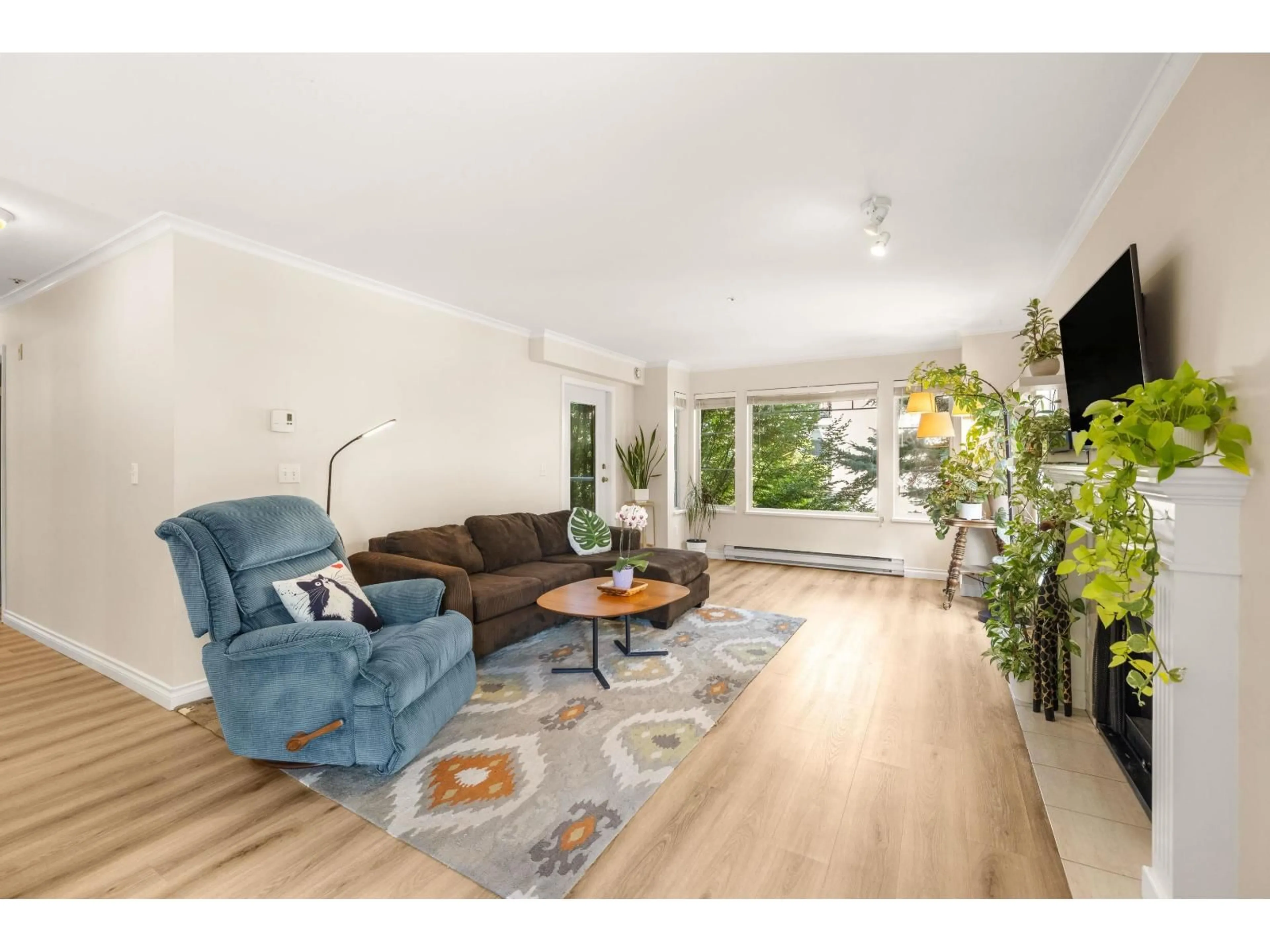Living room with furniture, wood/laminate floor for 204 - 20350 54 AVENUE, Langley British Columbia V3A8J4