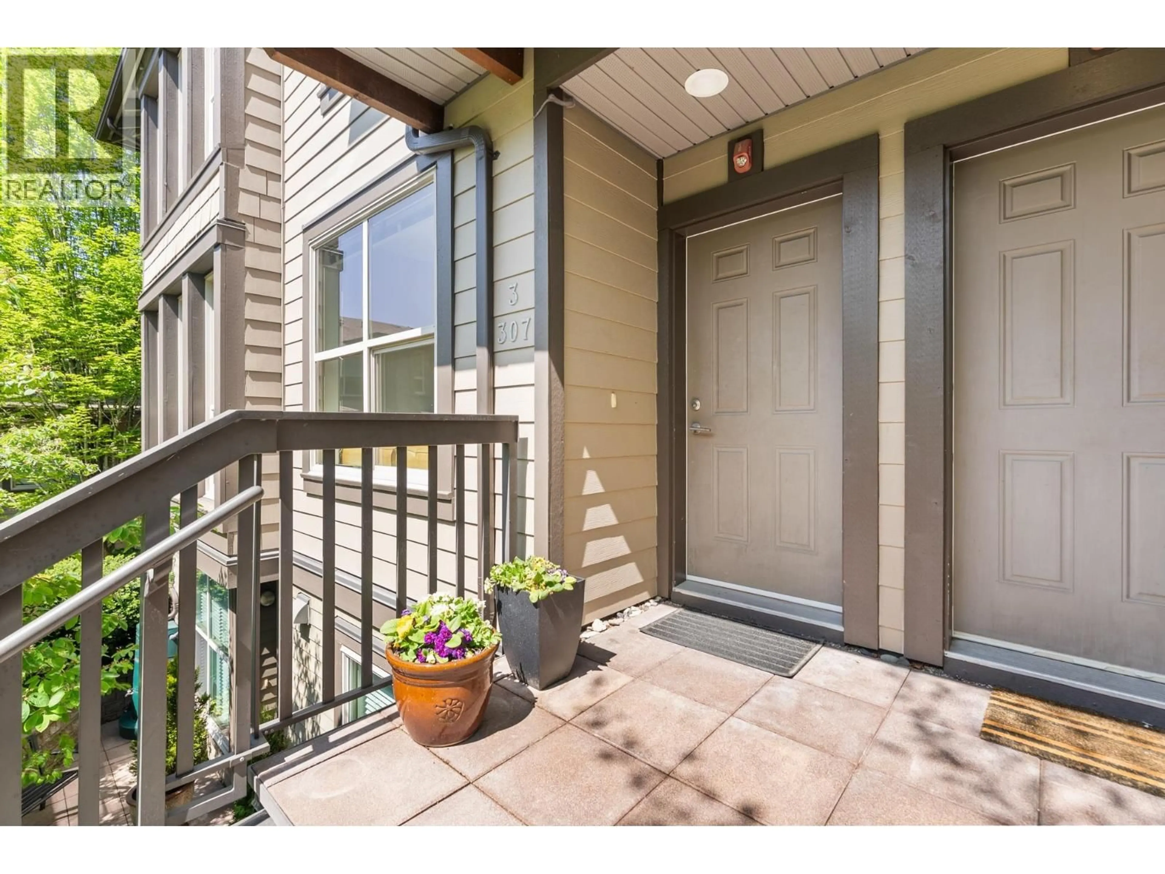 Indoor entryway for 3 - 307 15TH STREET, North Vancouver British Columbia V7L2R6