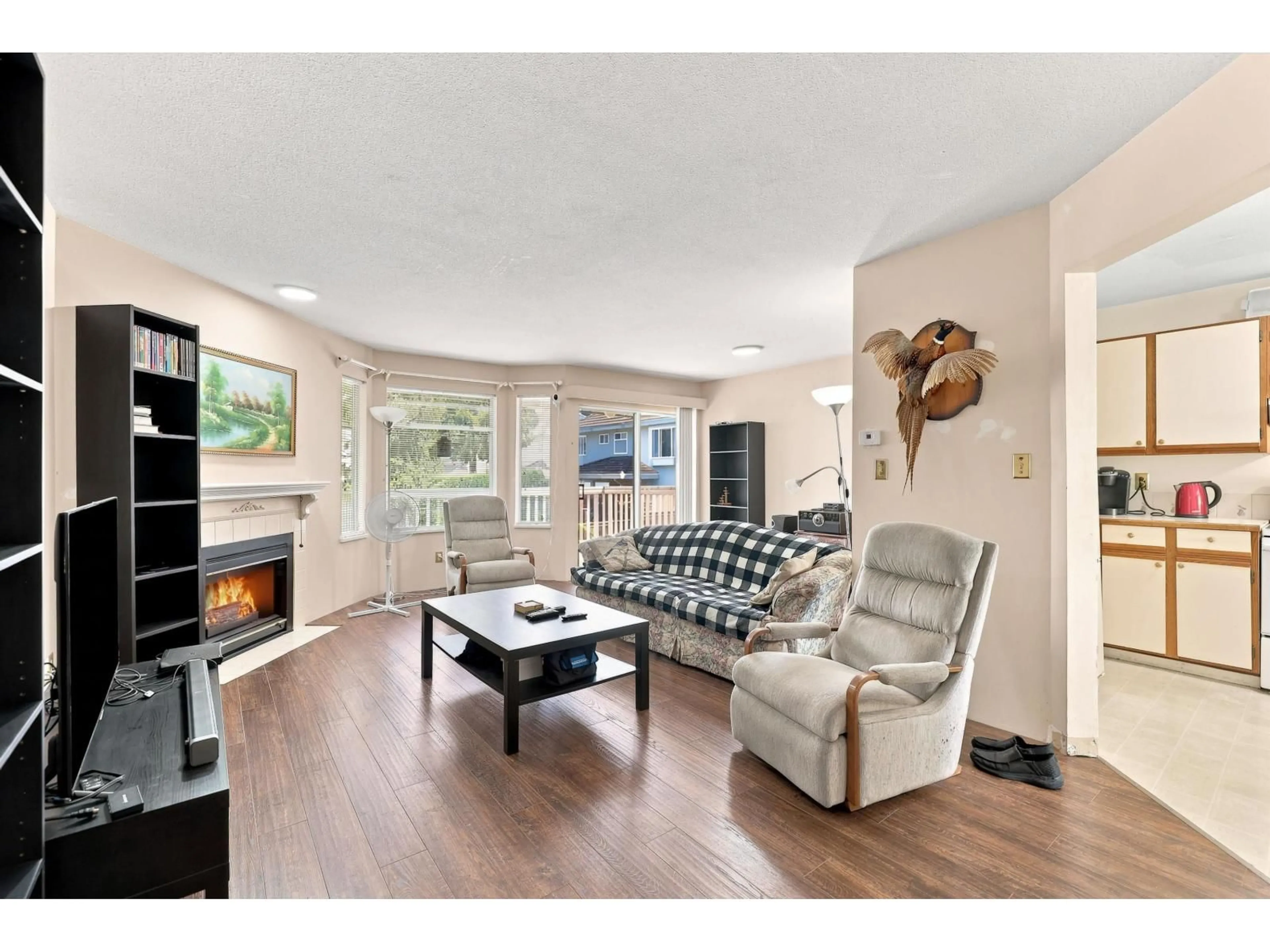 Living room with furniture, wood/laminate floor for 20 - 15550 89 AVENUE, Surrey British Columbia V3R1N1