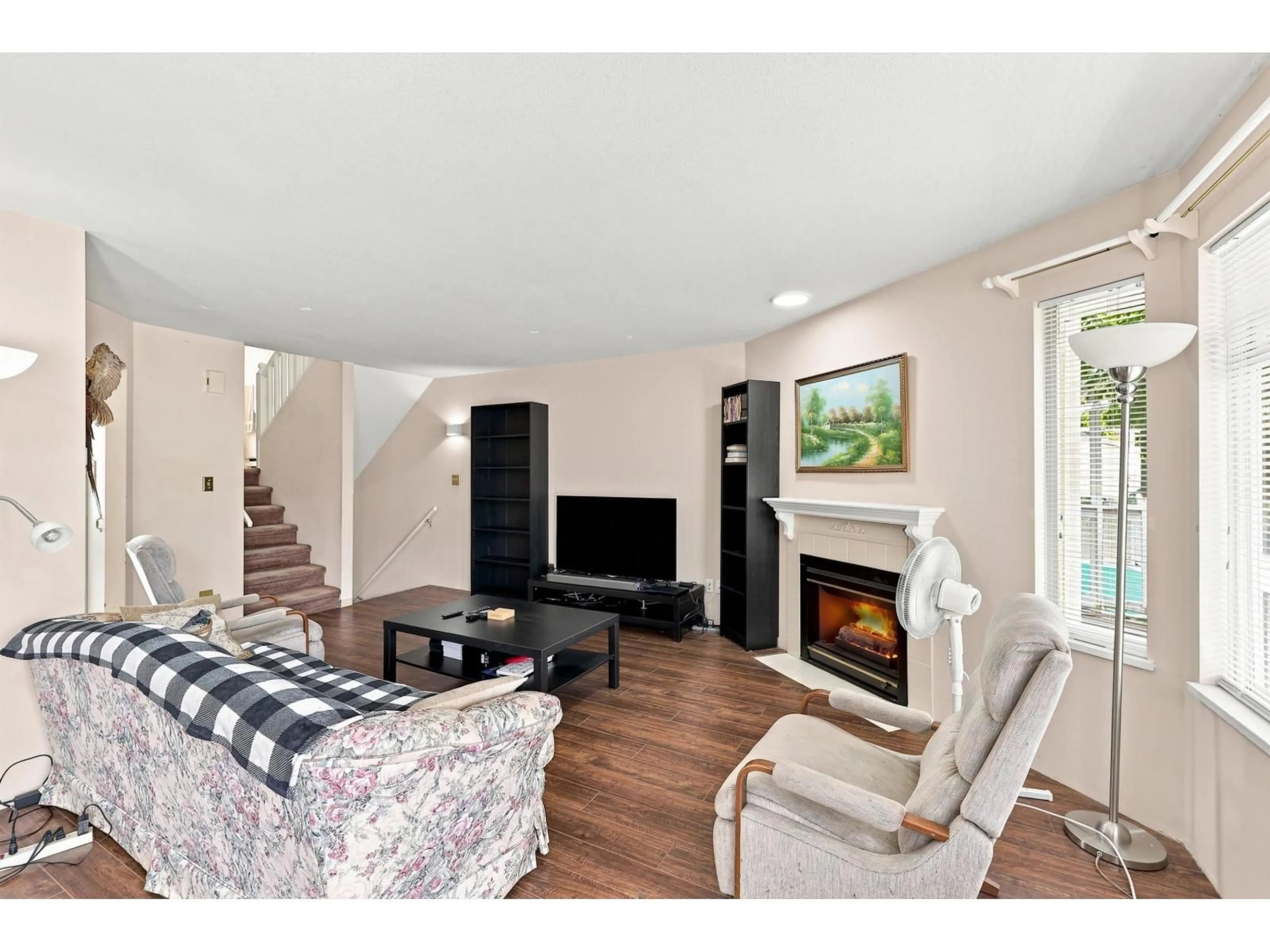 Living room with furniture, wood/laminate floor for 20 - 15550 89 AVENUE, Surrey British Columbia V3R1N1