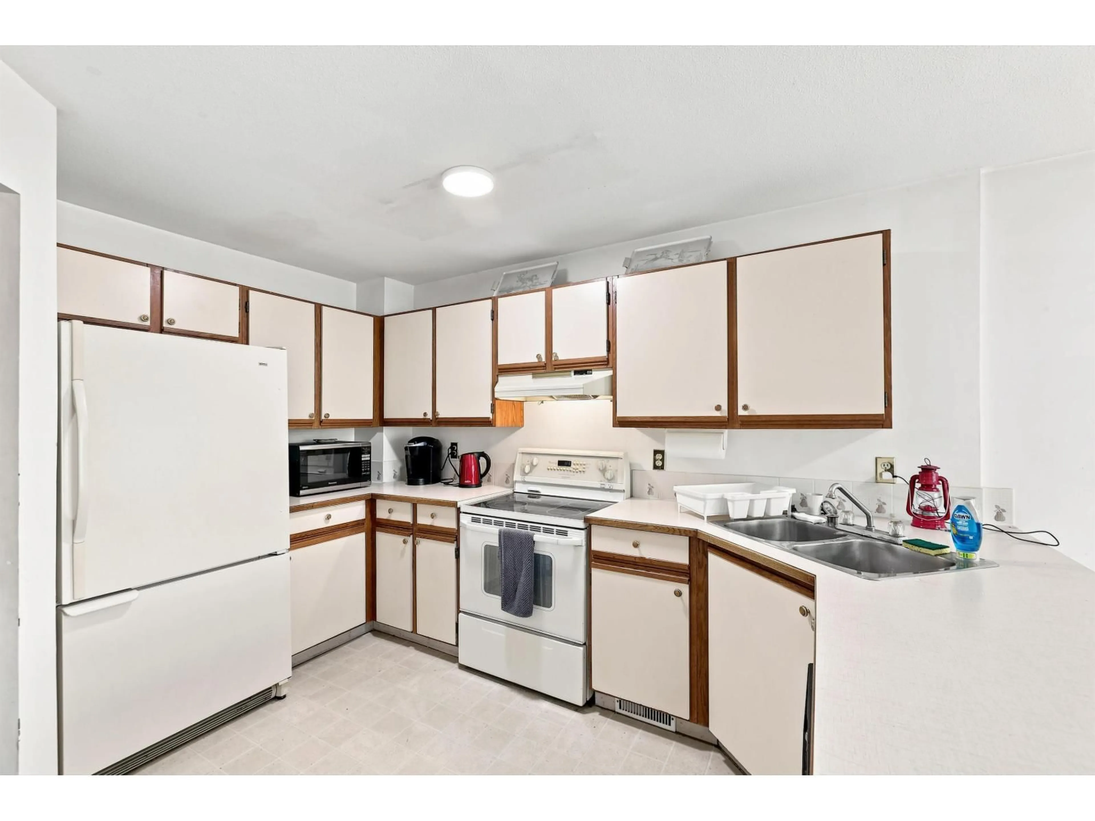 Standard kitchen, unknown for 20 - 15550 89 AVENUE, Surrey British Columbia V3R1N1