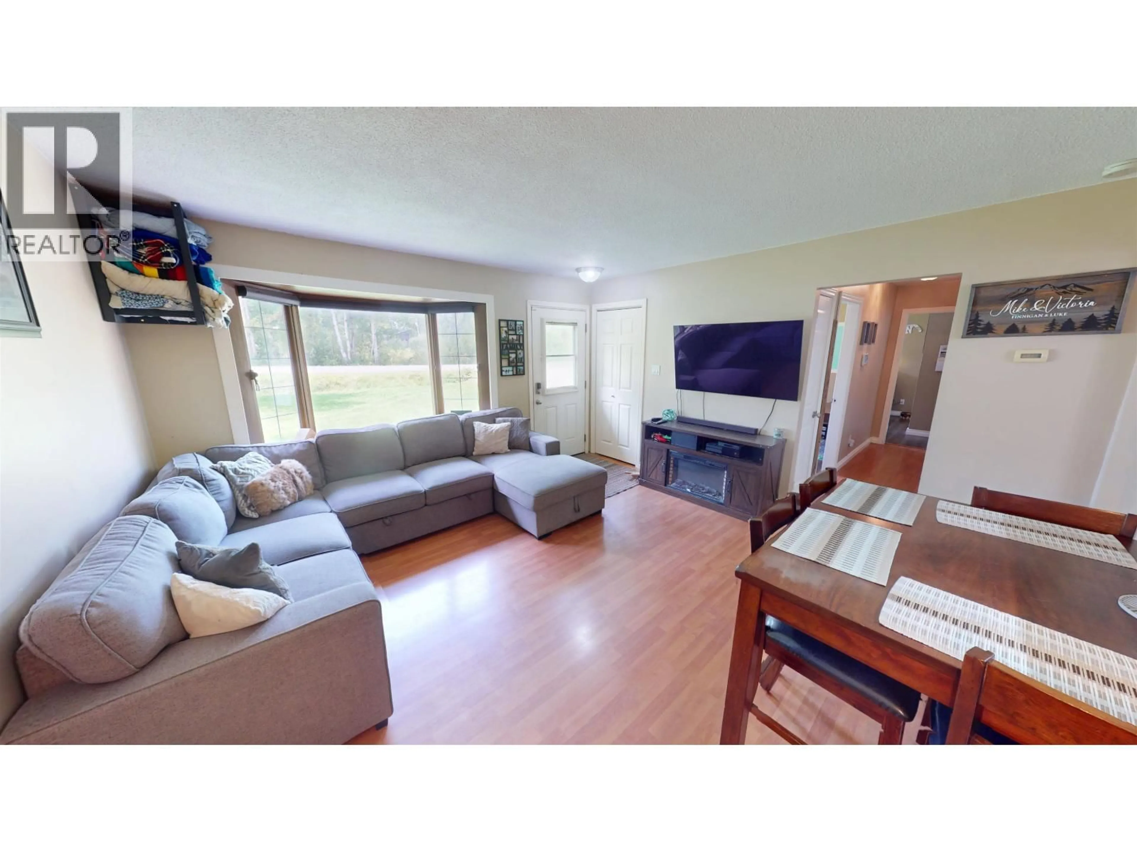 Living room with furniture, wood/laminate floor for 1282 HAUSAMAN ROAD, Quesnel British Columbia V2J3V1