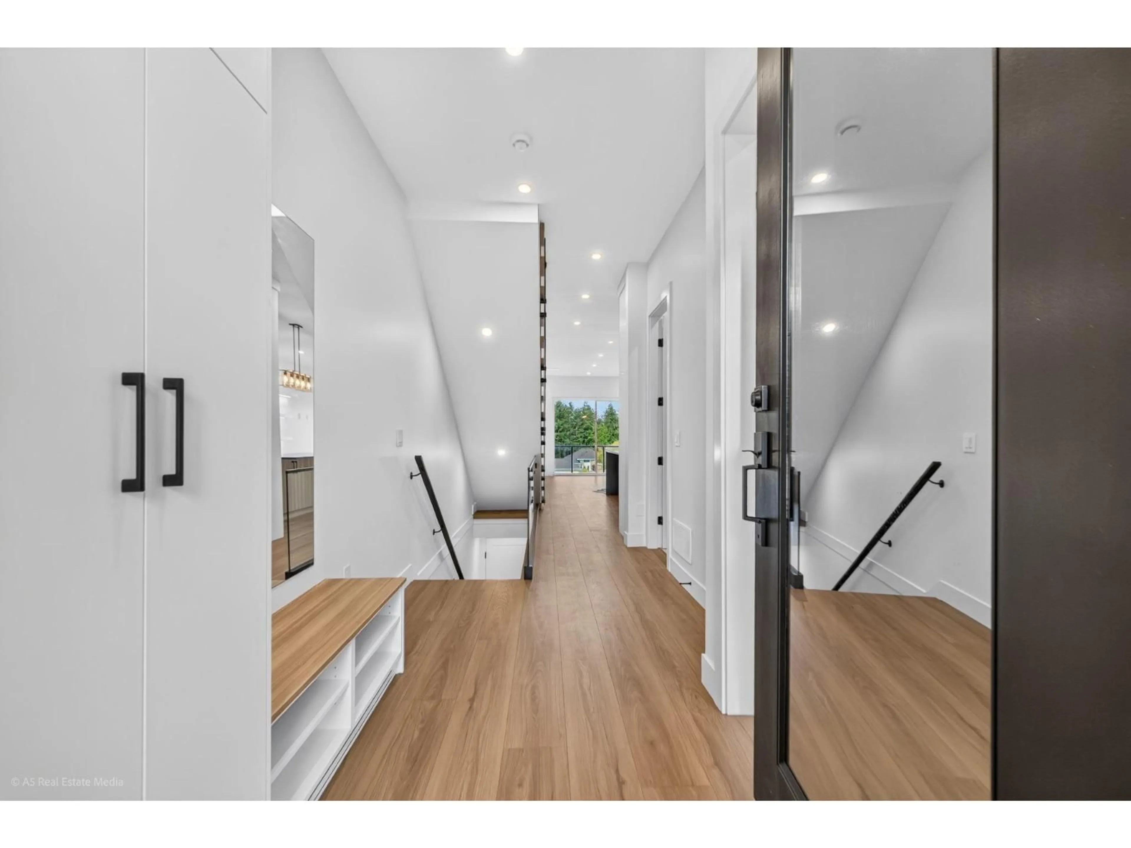 Indoor entryway for 101 - 5642 144 ST STREET, Surrey British Columbia V3X1A7