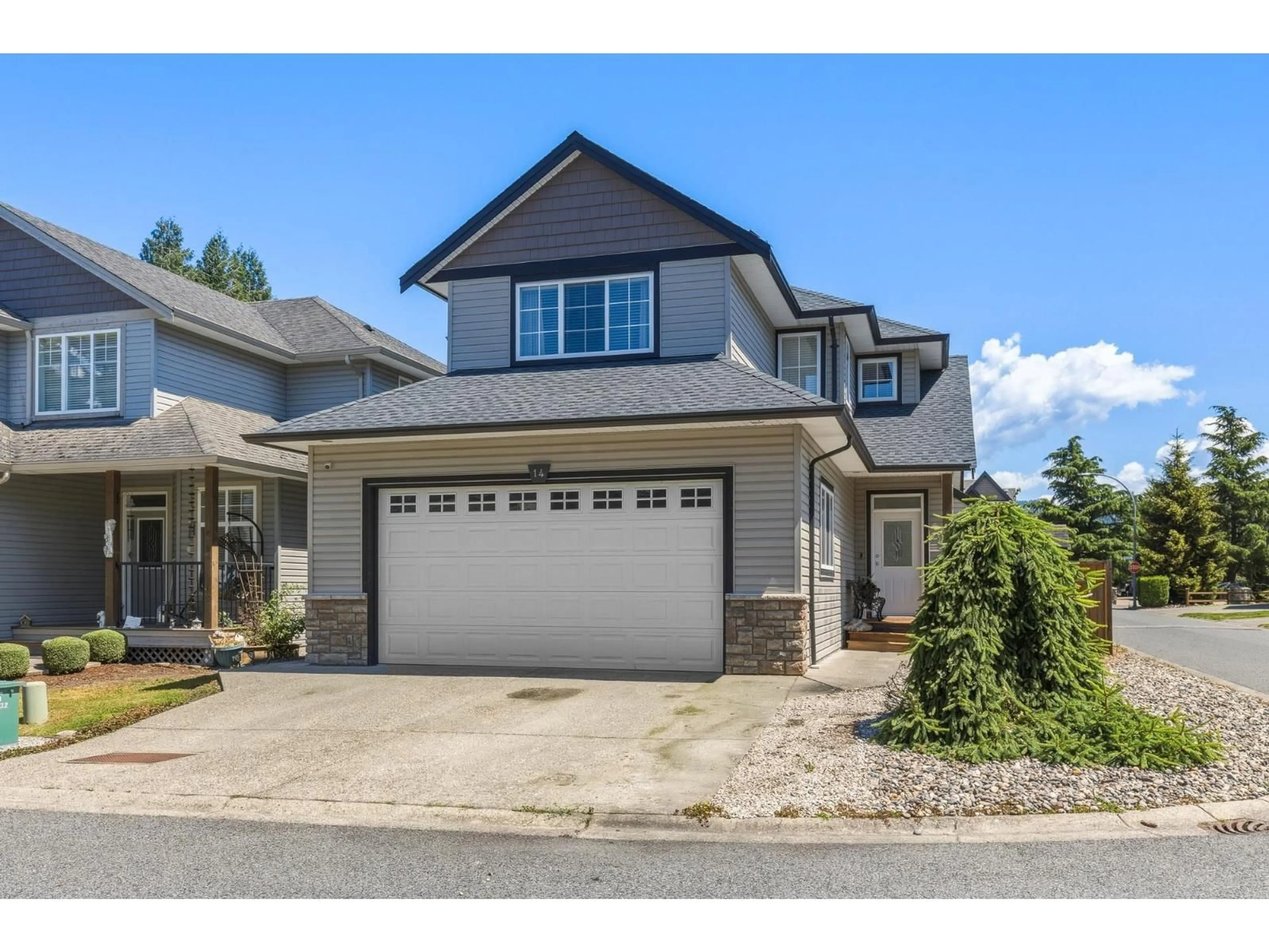 Home with vinyl exterior material, street for 14 - 5545 PEACH ROAD, Chilliwack British Columbia V2R5Y5
