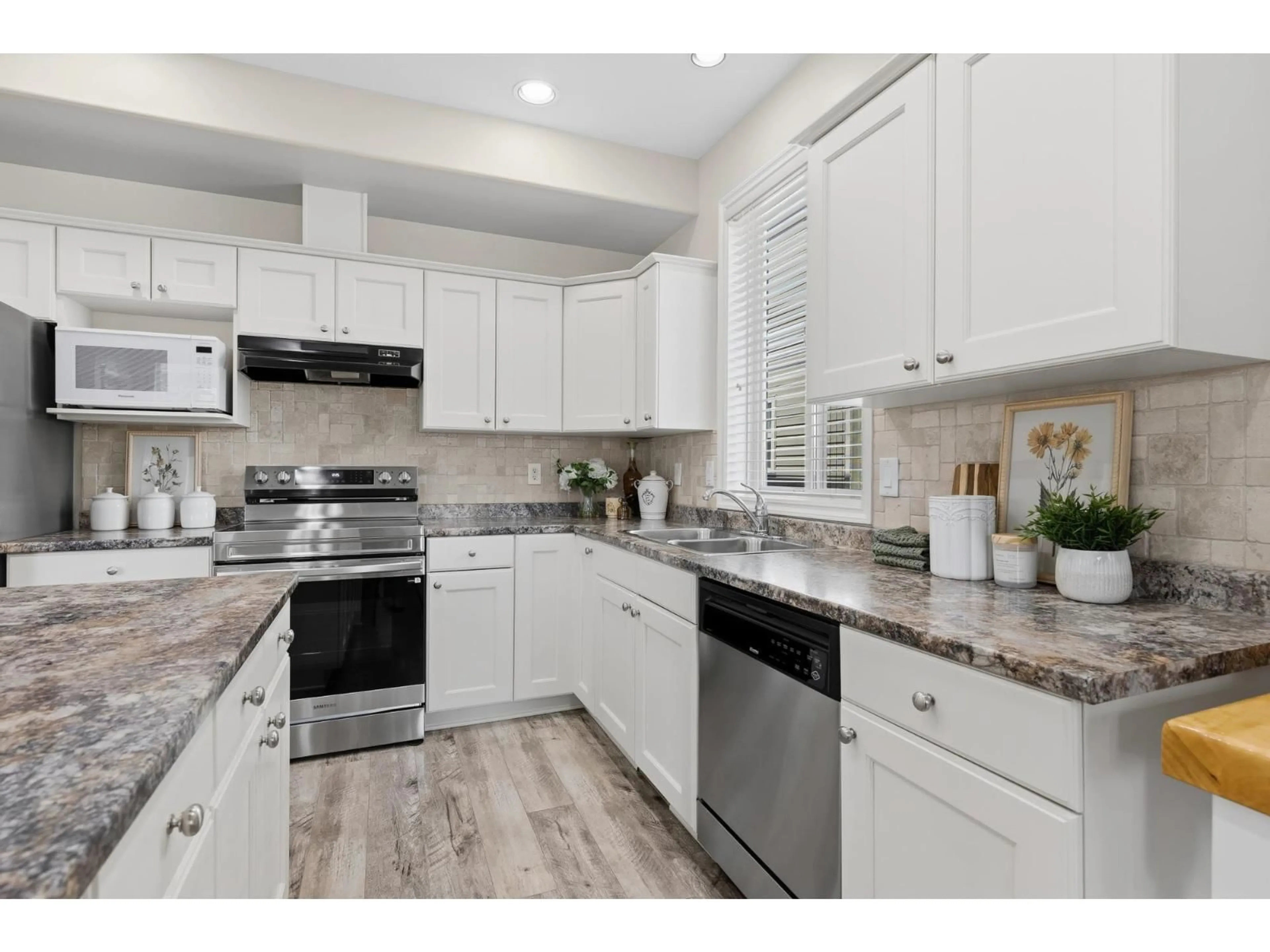 Open concept kitchen, ceramic/tile floor for 14 - 5545 PEACH ROAD, Chilliwack British Columbia V2R5Y5