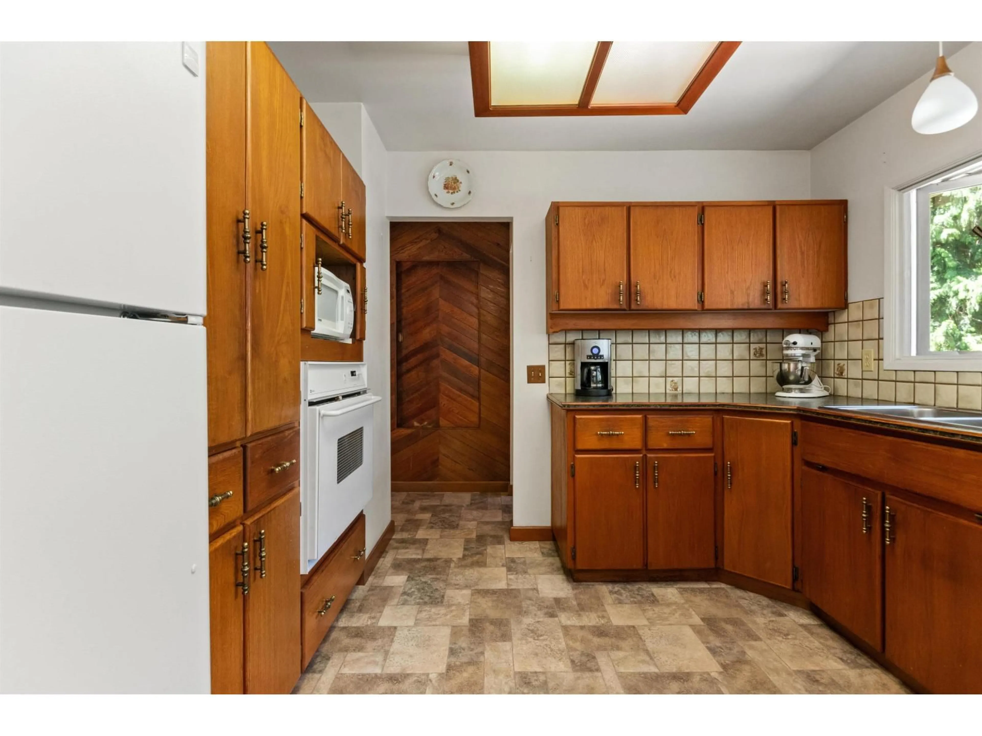 Standard kitchen, ceramic/tile floor for 19899 SILVERHOPE ROAD, Hope British Columbia V0X1L2
