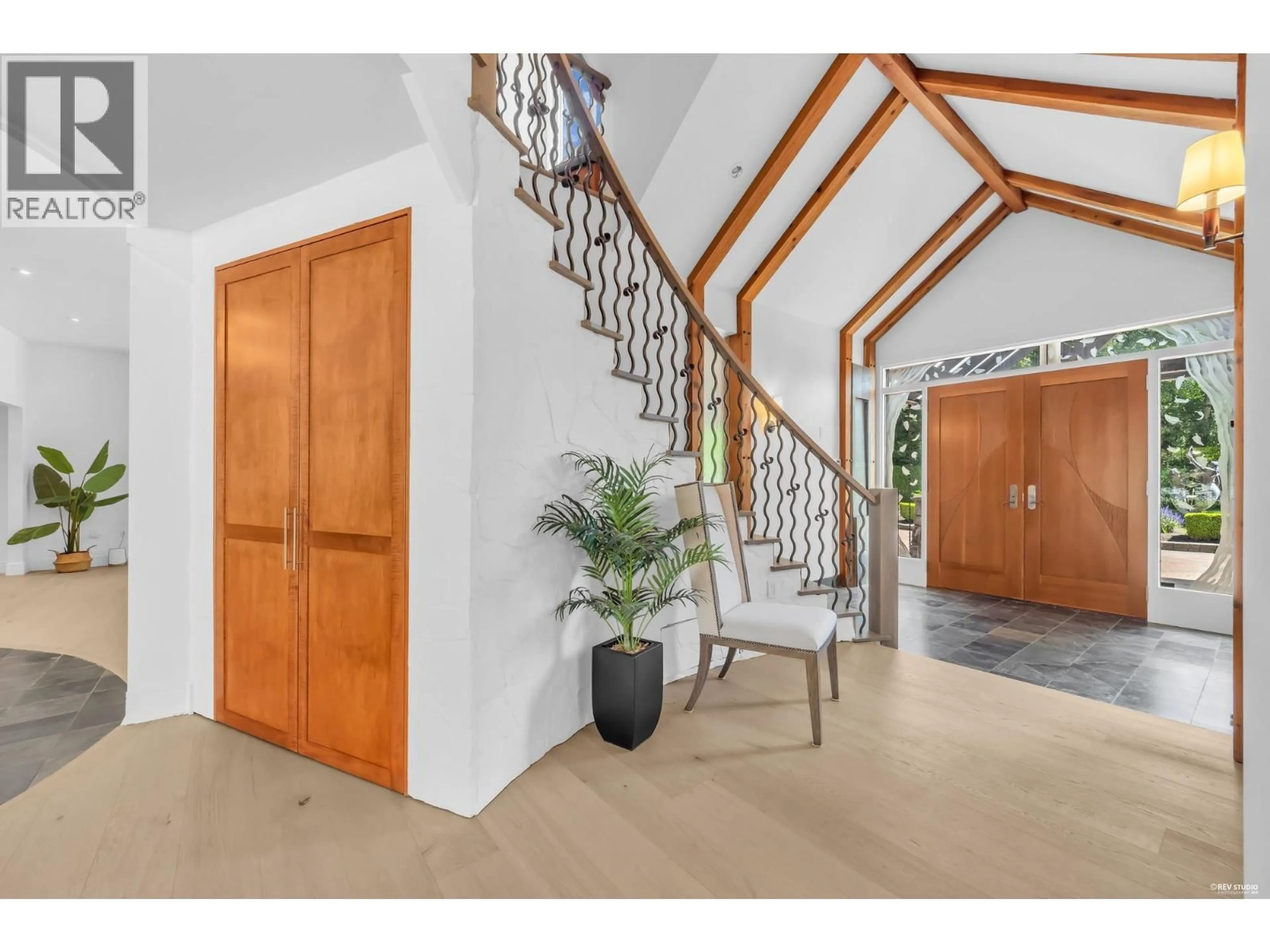 Indoor entryway for 3007 SUNNYSIDE ROAD, Anmore British Columbia V3H5G6