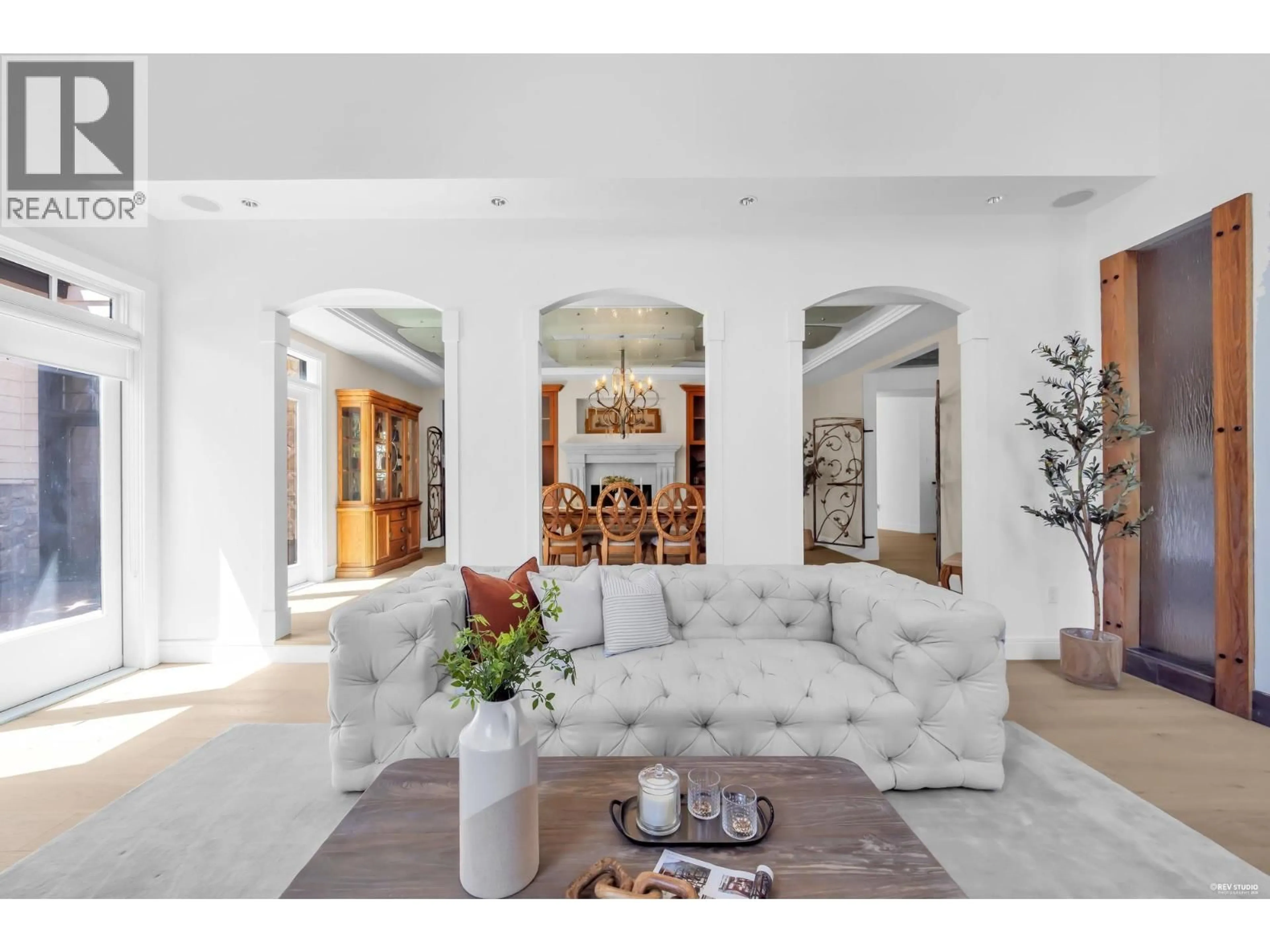 Living room with furniture, unknown for 3007 SUNNYSIDE ROAD, Anmore British Columbia V3H5G6