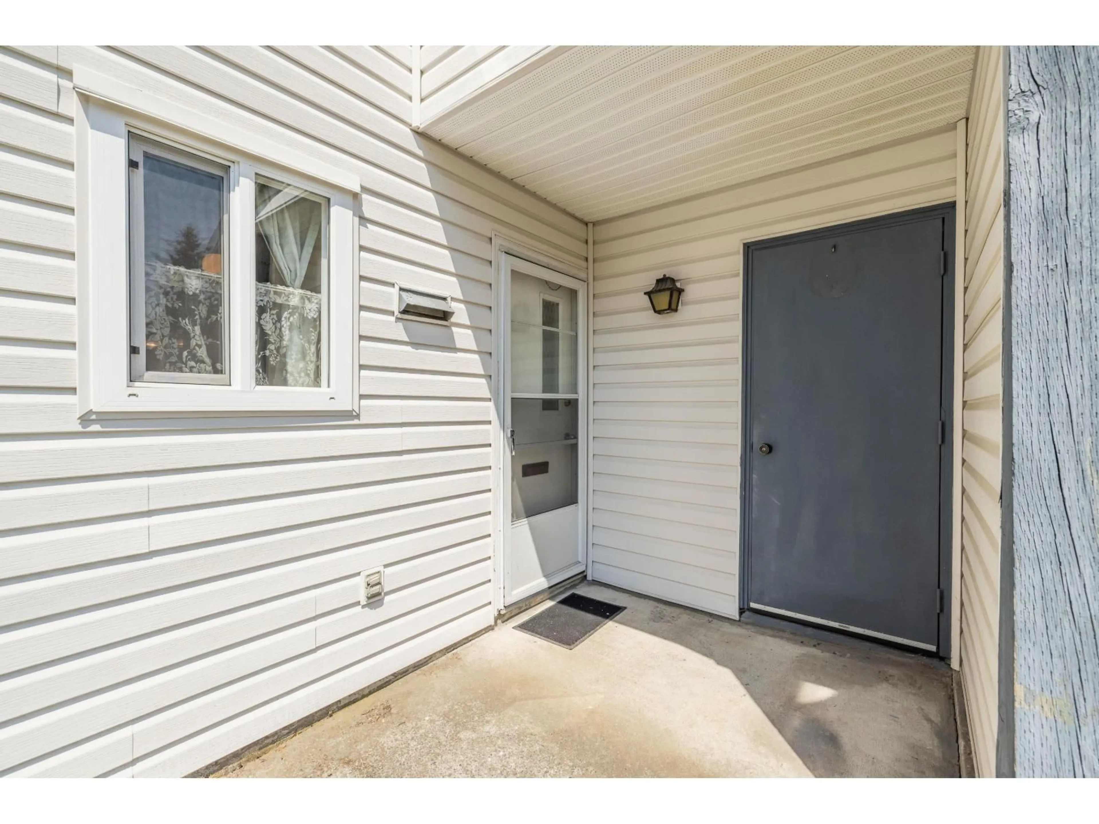 Indoor entryway for 87 - 6665 138 STREET, Surrey British Columbia V3W5G7