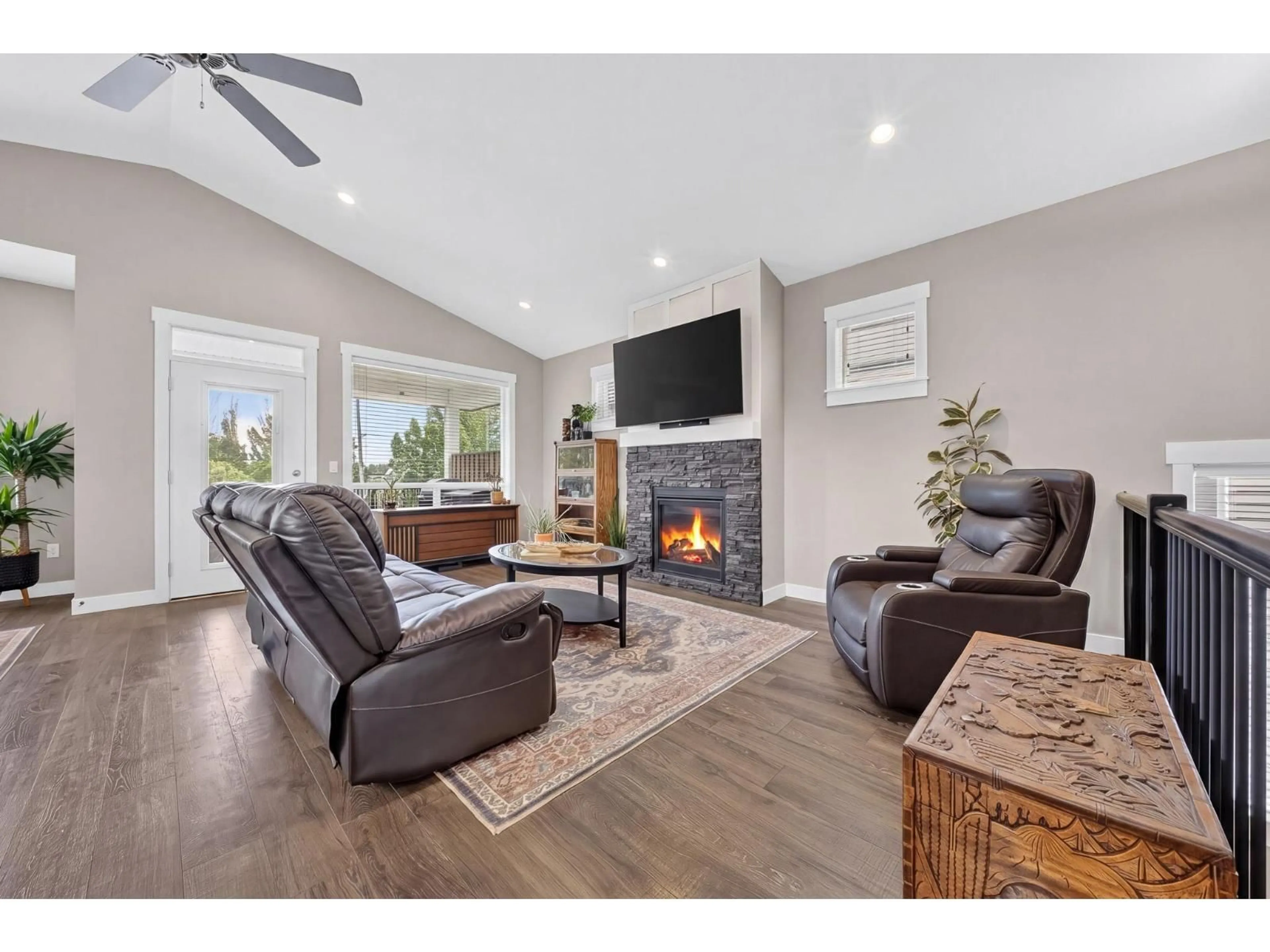 Living room with furniture, wood/laminate floor for 45386 SPADINA AVENUE, Chilliwack British Columbia V2P1V4