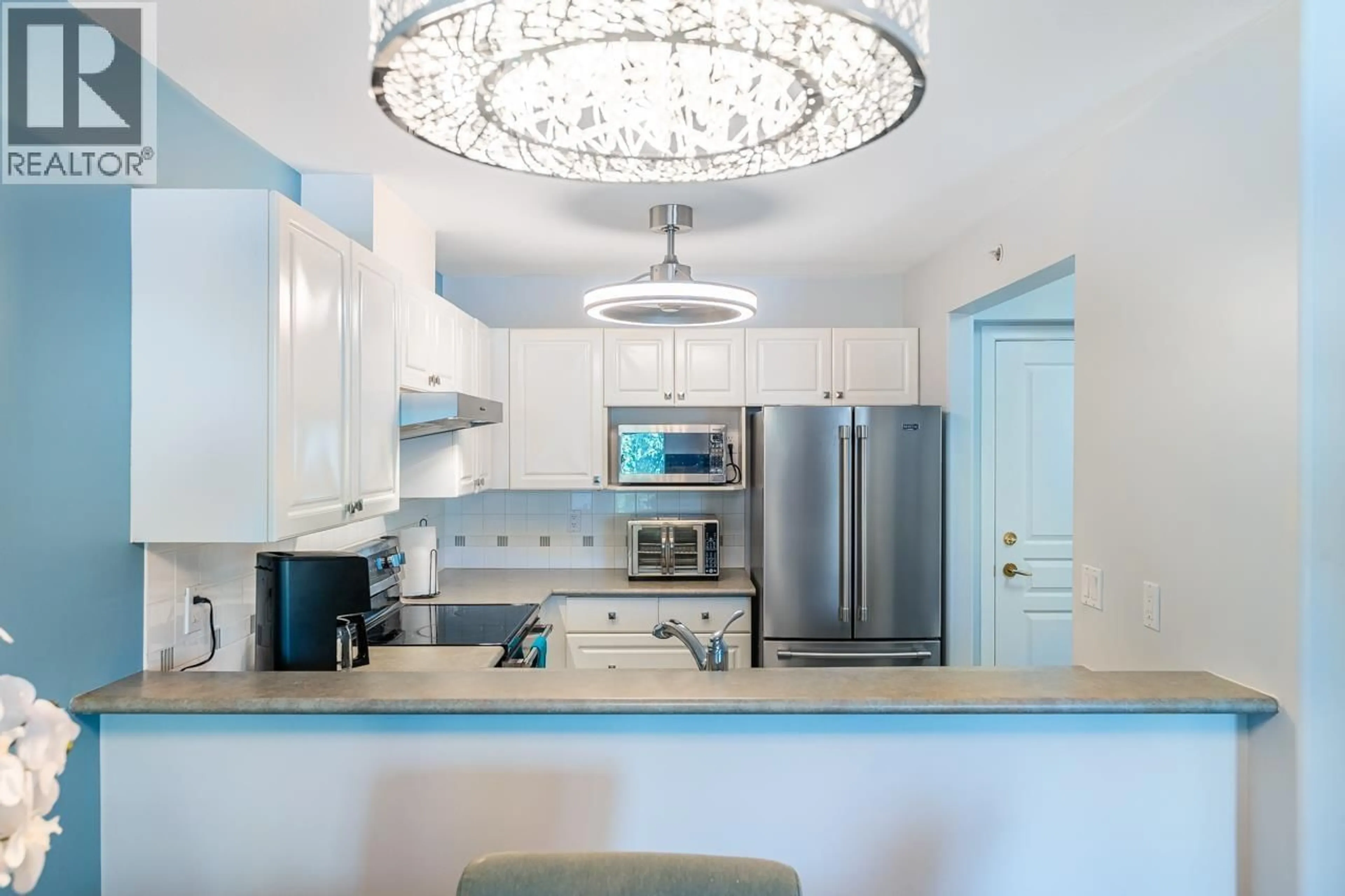 Open concept kitchen, ceramic/tile floor for 506 - 215 TWELFTH STREET, New Westminster British Columbia V3M4H4