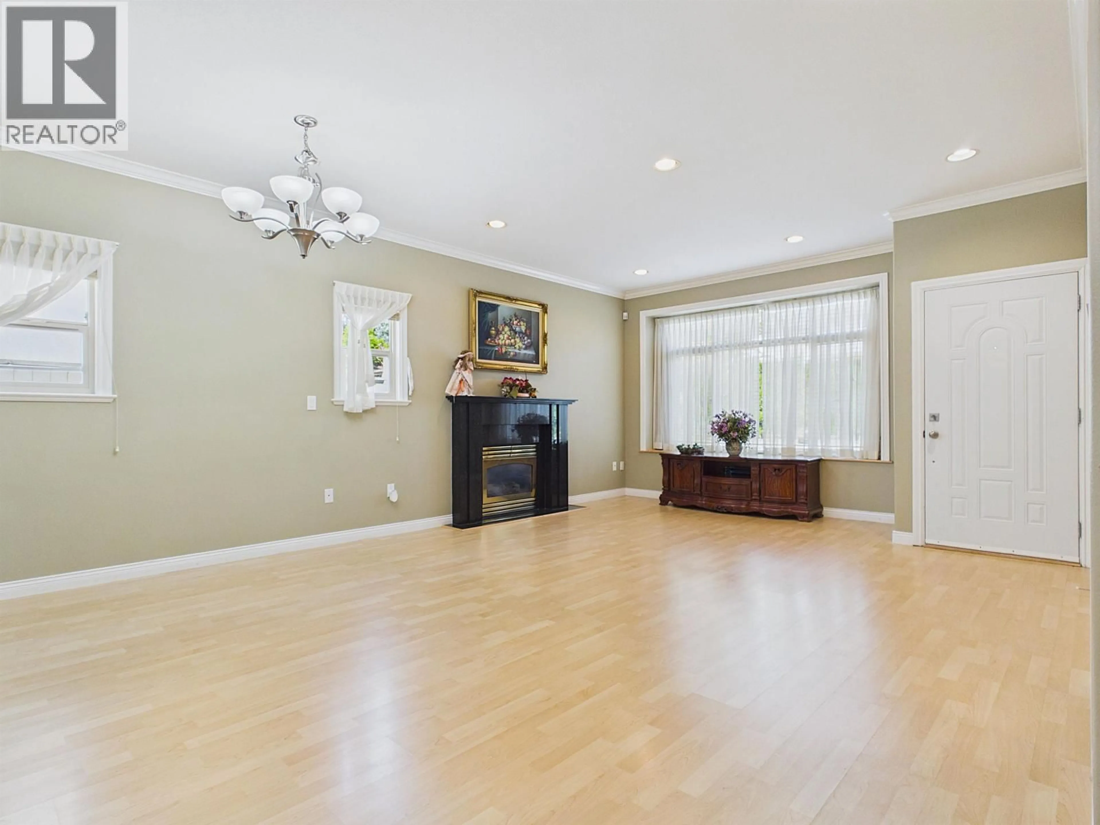Living room with furniture, wood/laminate floor for 6060 CLINTON STREET, Burnaby British Columbia V5J2M5