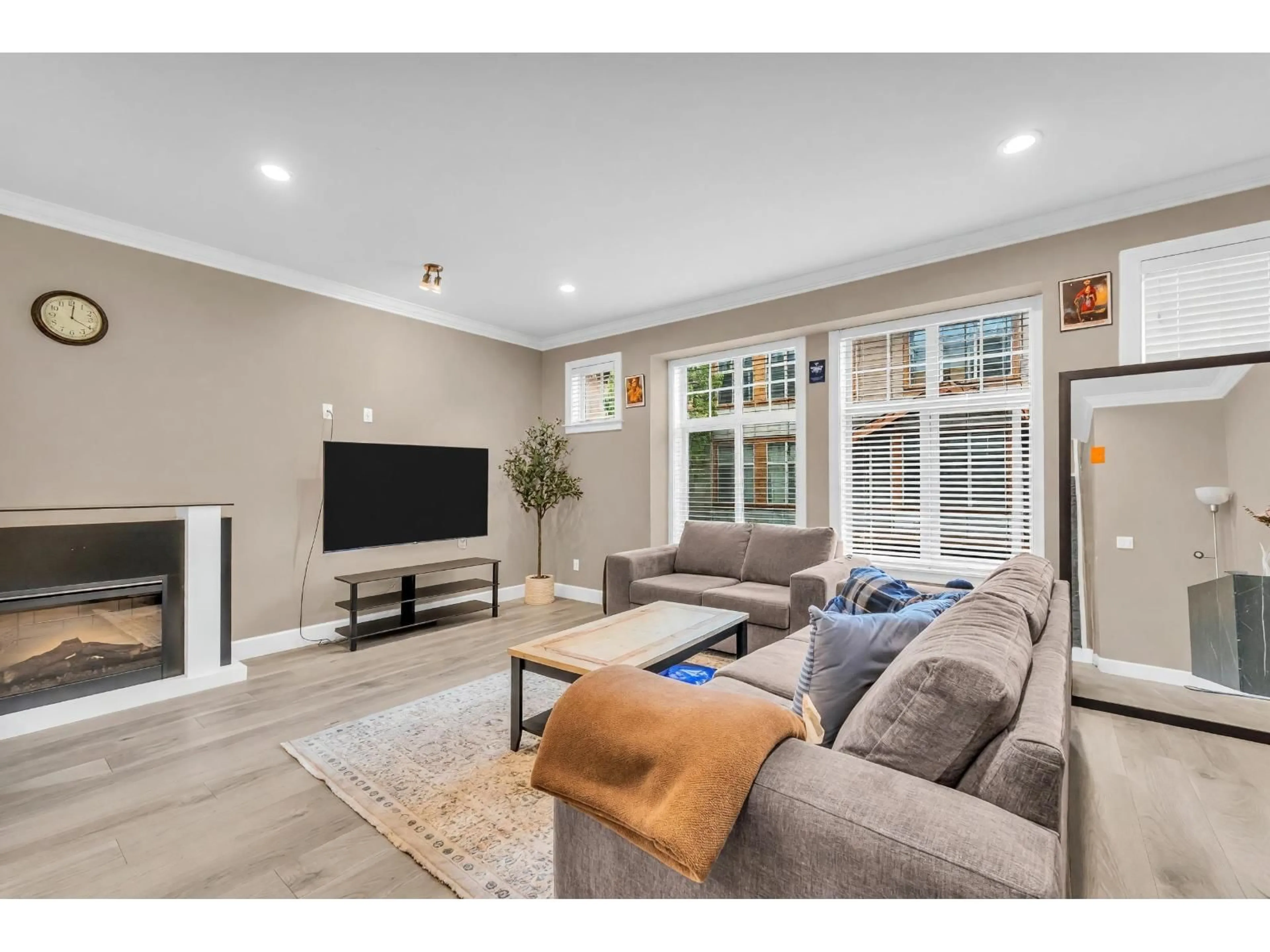 Living room with furniture, unknown for 23 - 12036 66 AVENUE, Surrey British Columbia V3W3M2
