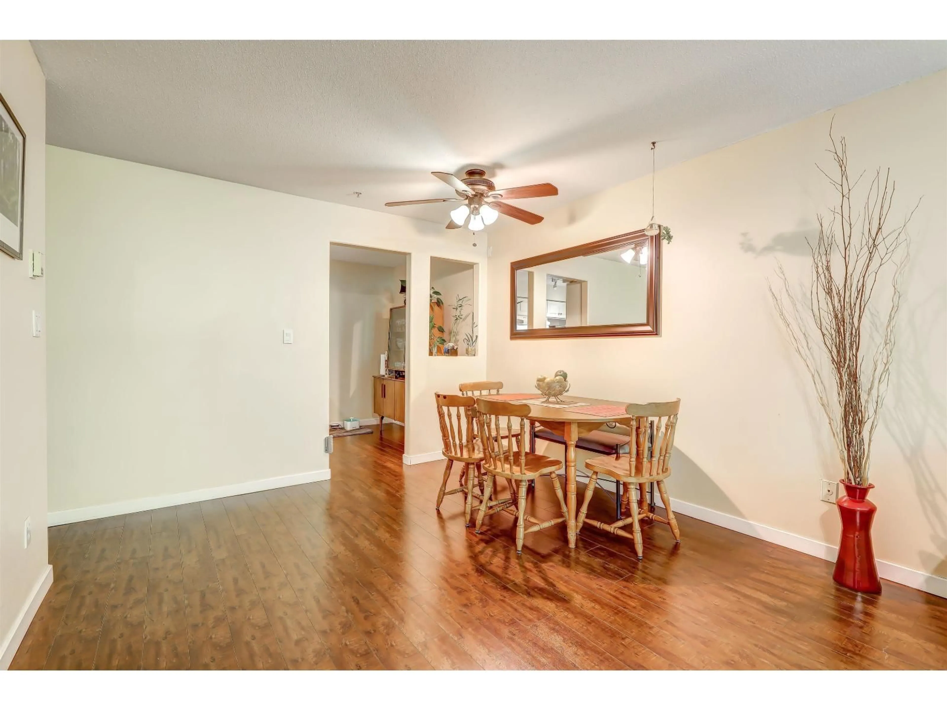 Dining room, wood/laminate floor for 302 - 15342 20TH AVENUE, Surrey British Columbia V4A2A3