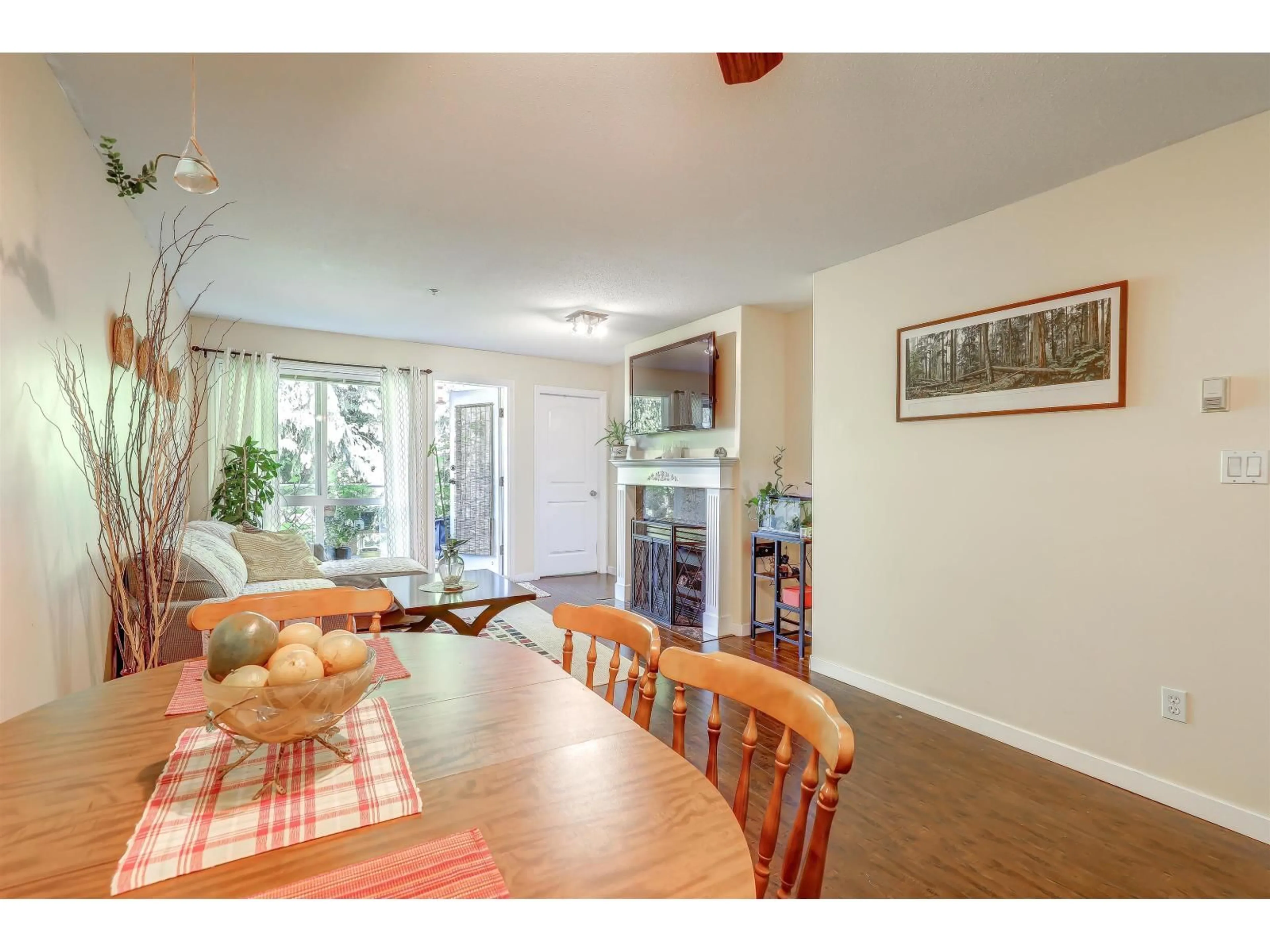Dining room, wood/laminate floor for 302 - 15342 20TH AVENUE, Surrey British Columbia V4A2A3