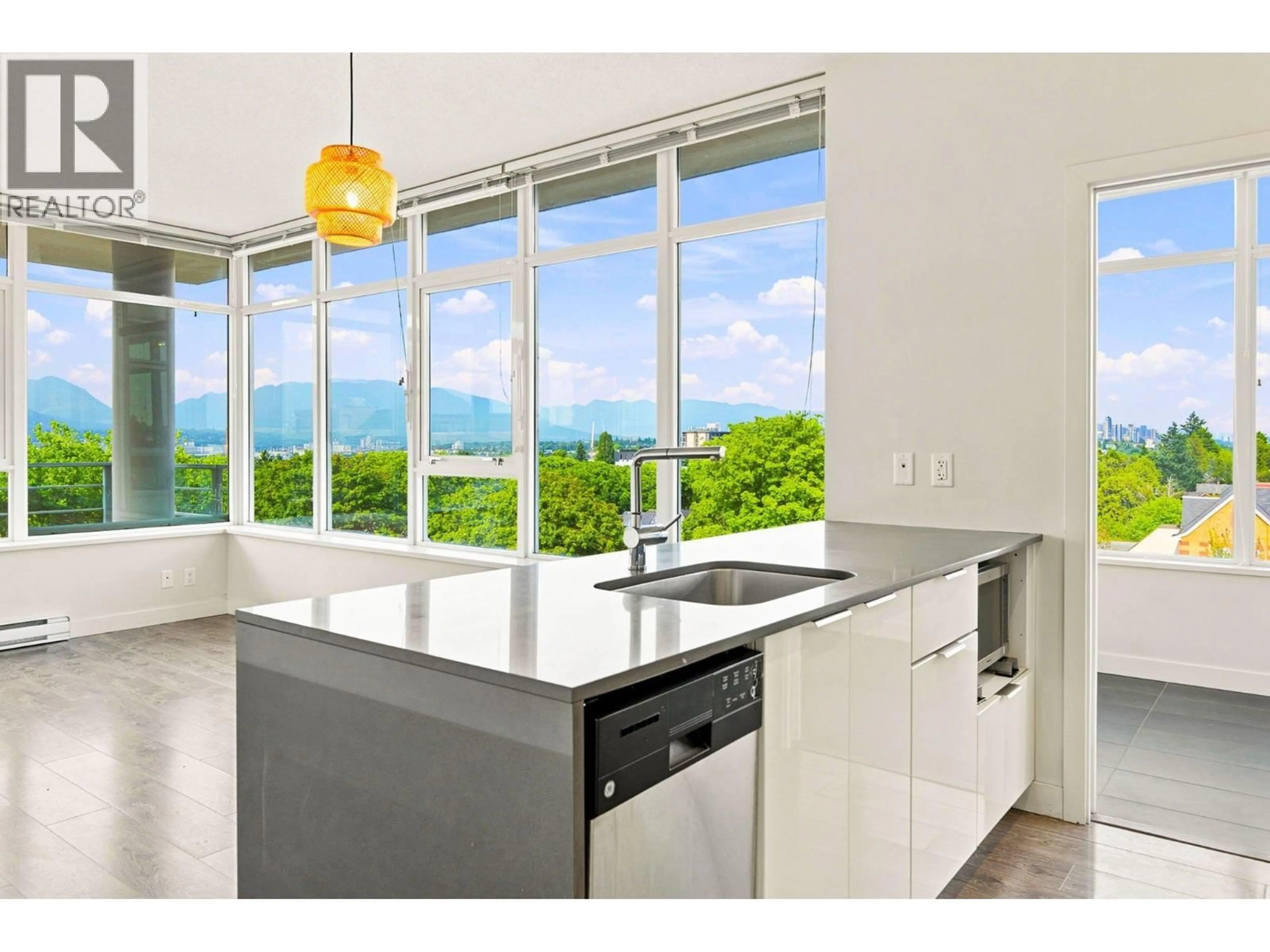 Open concept kitchen, ceramic/tile floor for 709 - 2788 PRINCE EDWARD STREET, Vancouver British Columbia V5T0C7