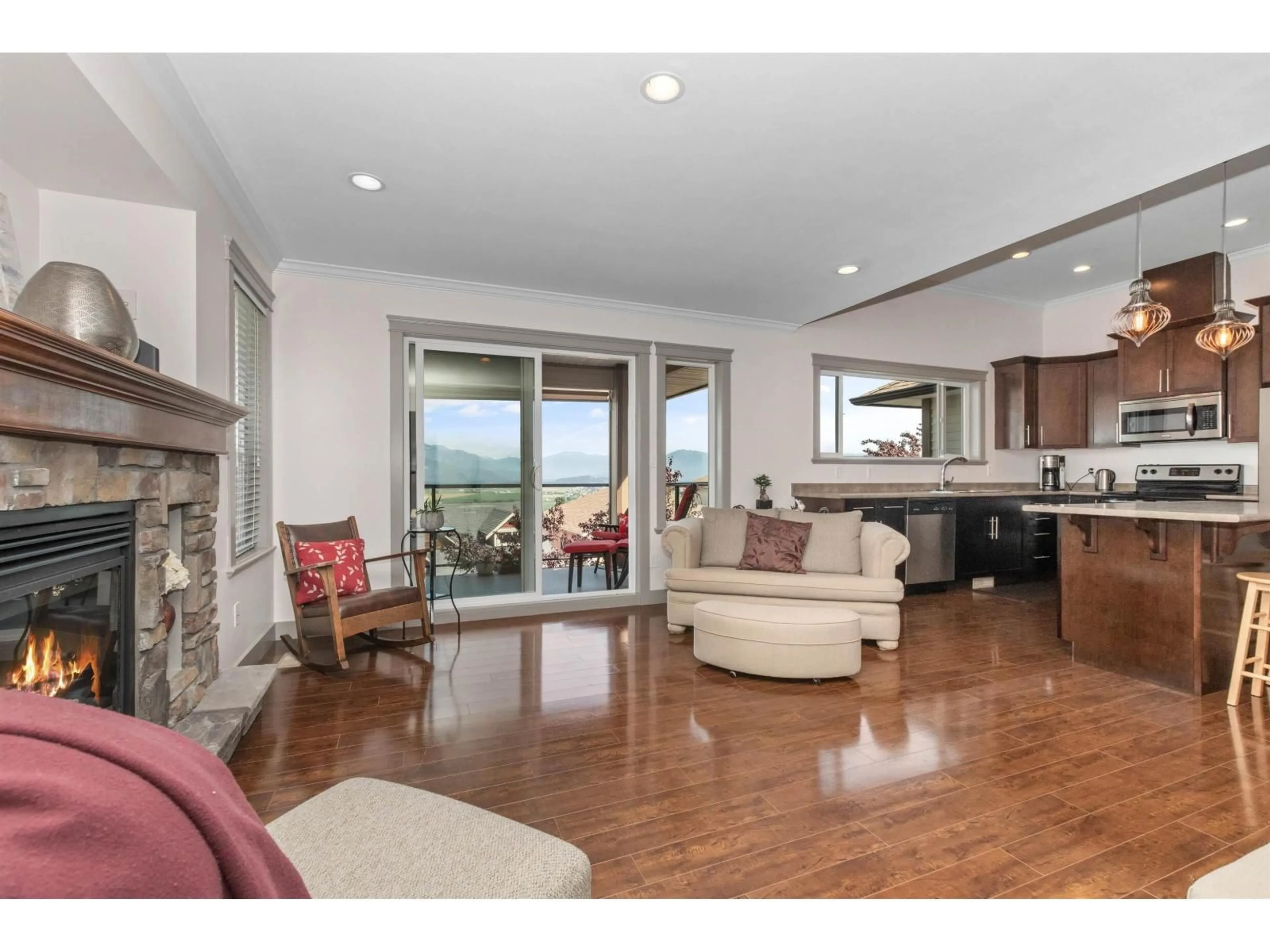 Living room with furniture, unknown for 47278 SKYLINE DRIVE, Chilliwack British Columbia V2R0R4