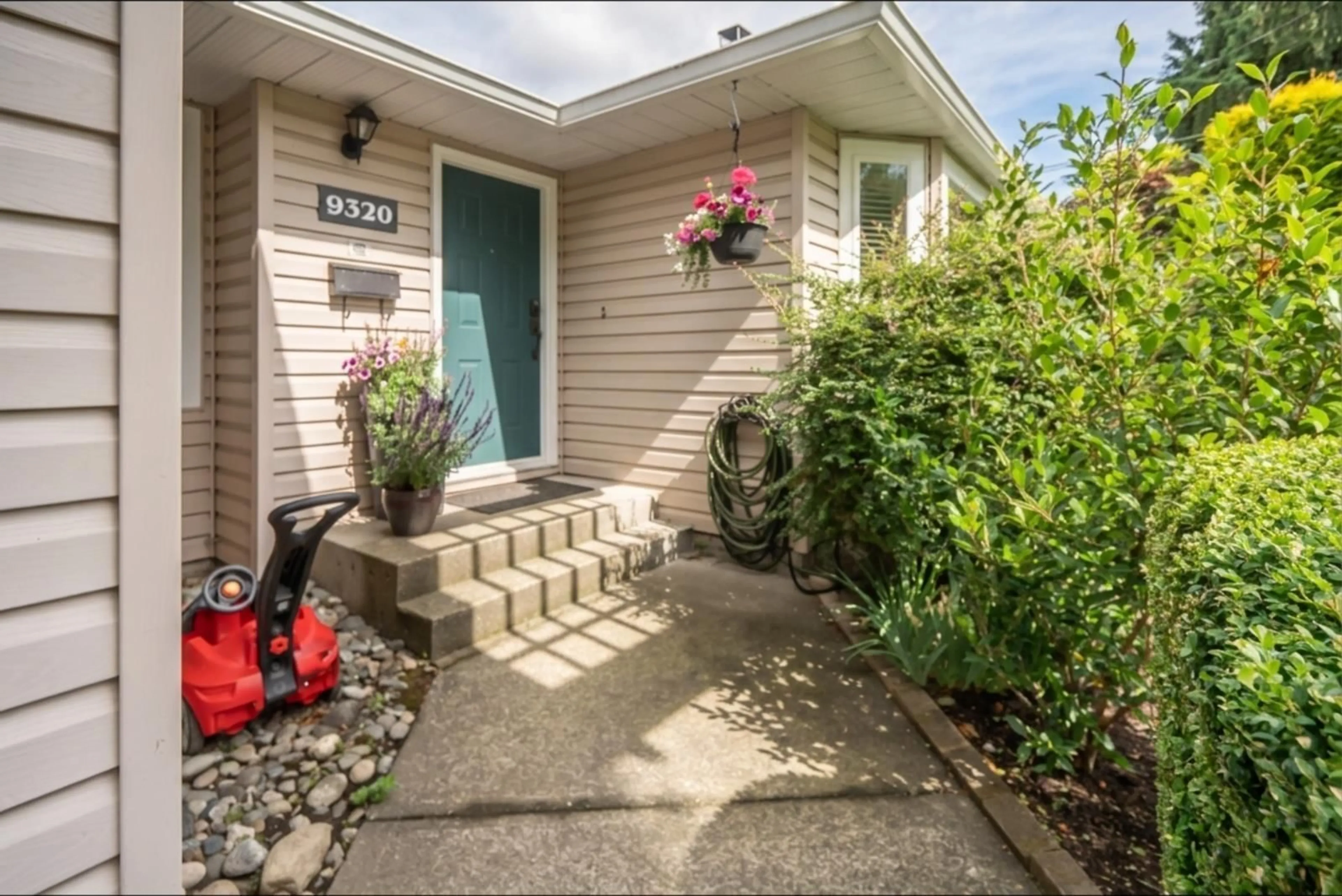 Indoor entryway for 9320 210 STREET, Langley British Columbia V1M2B3