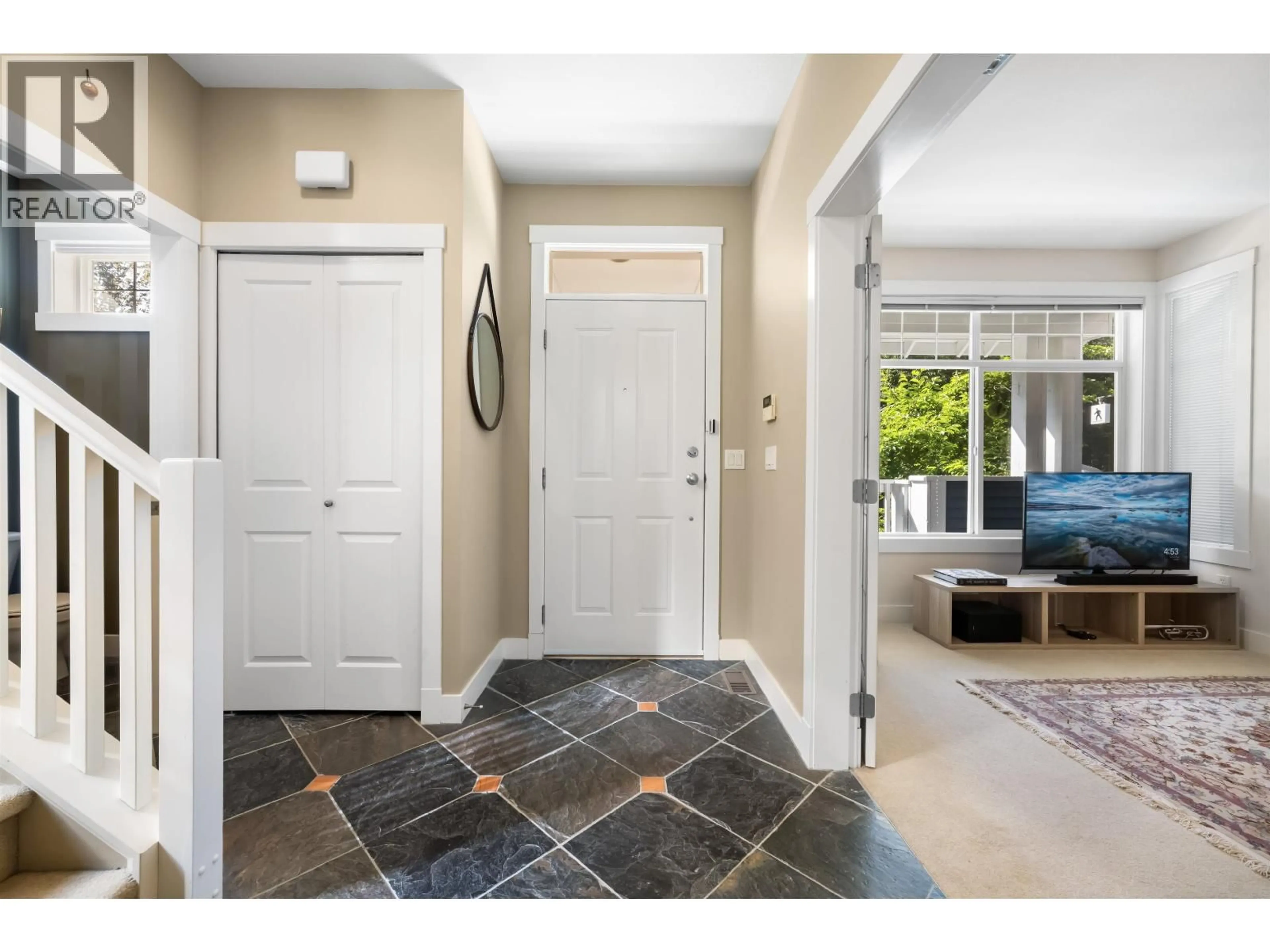 Indoor entryway for 1931 PARKWAY BOULEVARD, Coquitlam British Columbia V3E3L5