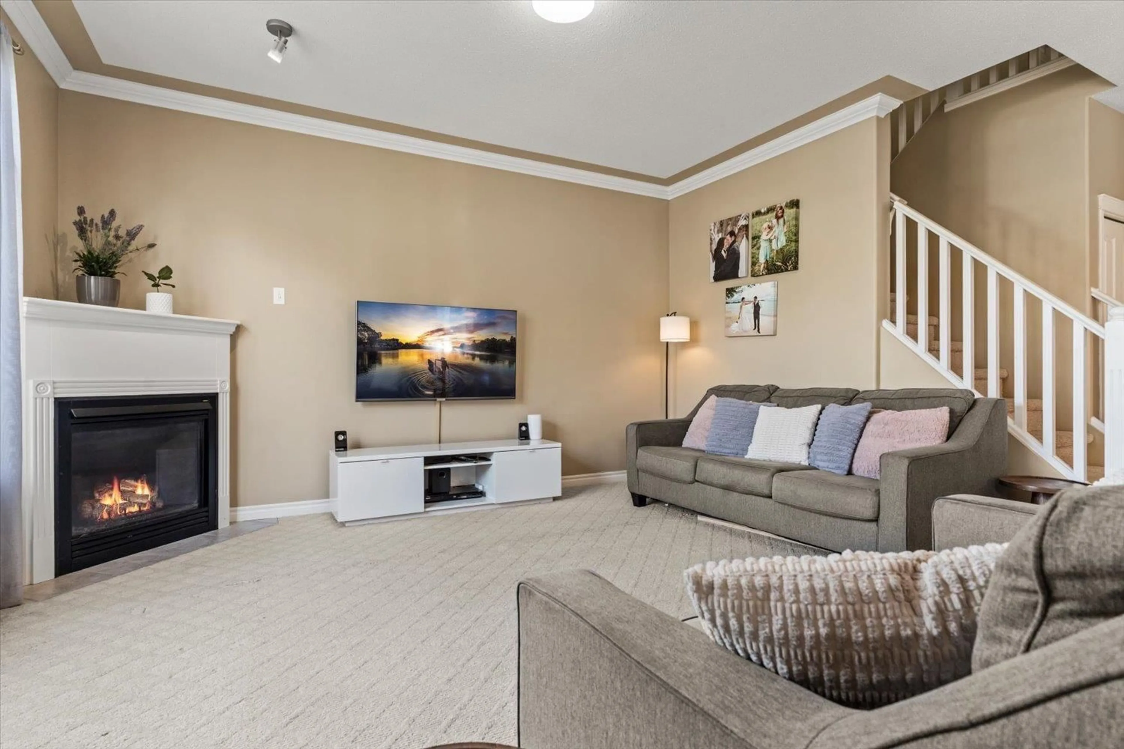 Living room with furniture, carpet floor for 114 - 46360 VALLEYVIEW ROAD, Chilliwack British Columbia V2R5L7