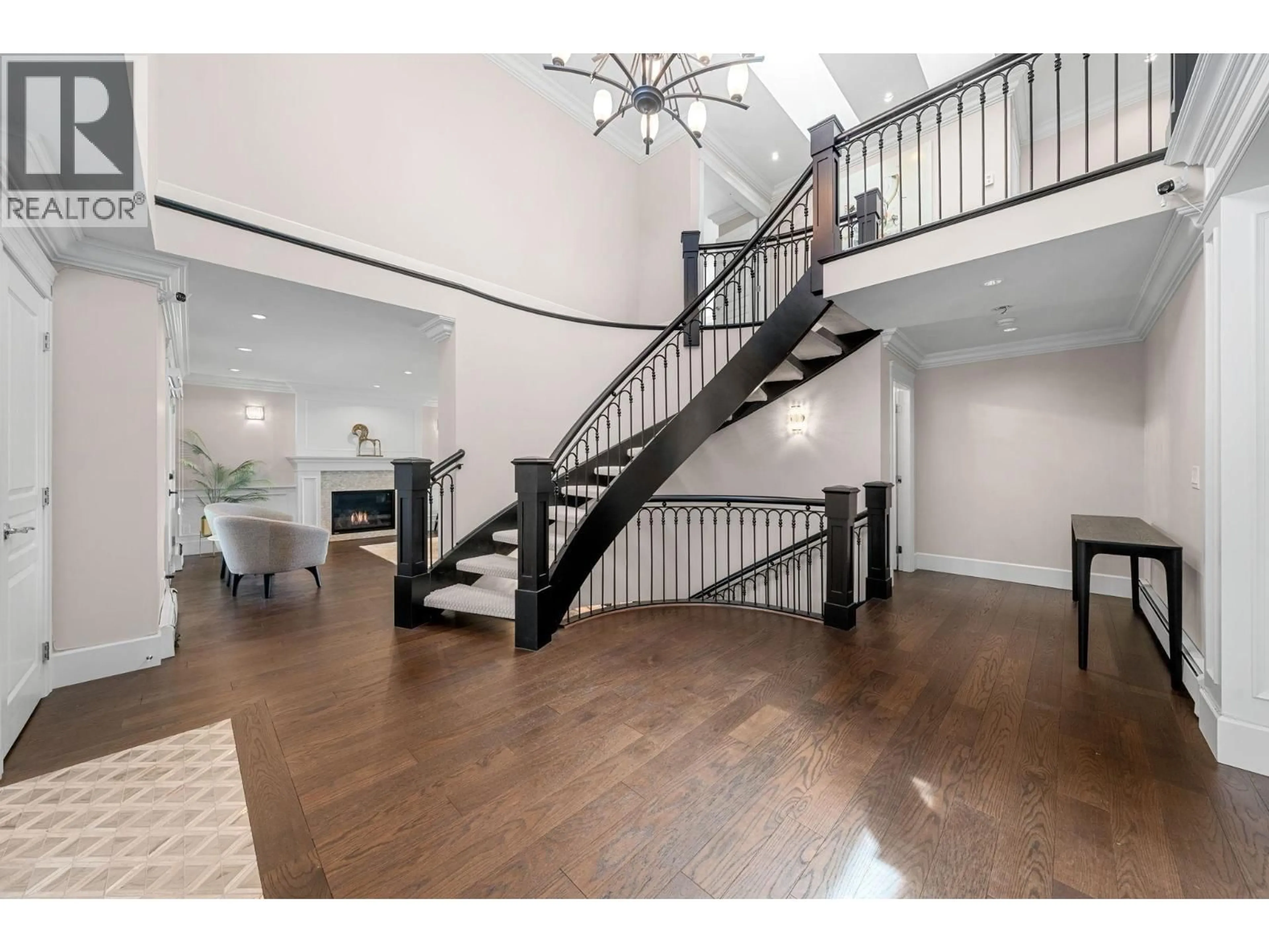 Indoor foyer for 1259 KEITH ROAD, North Vancouver British Columbia V7P1Y9