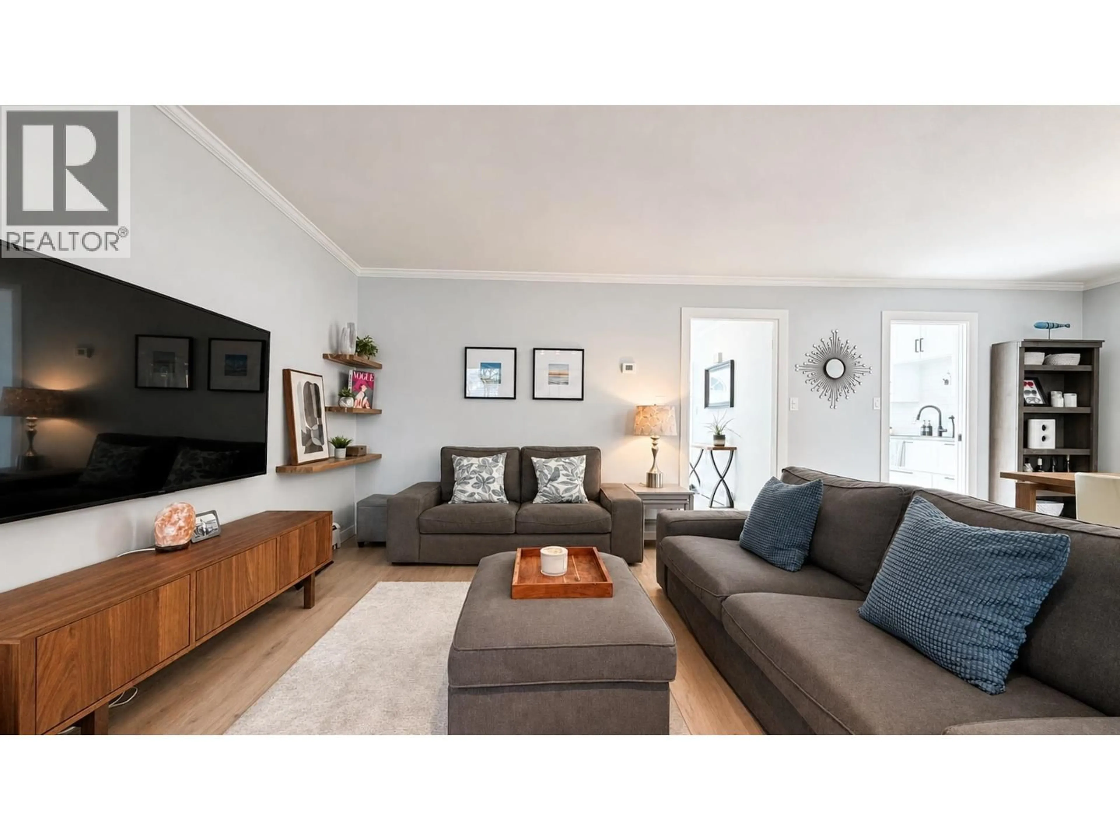 Living room with furniture, wood/laminate floor for 9 - 4855 57 STREET, Delta British Columbia V4K3E7