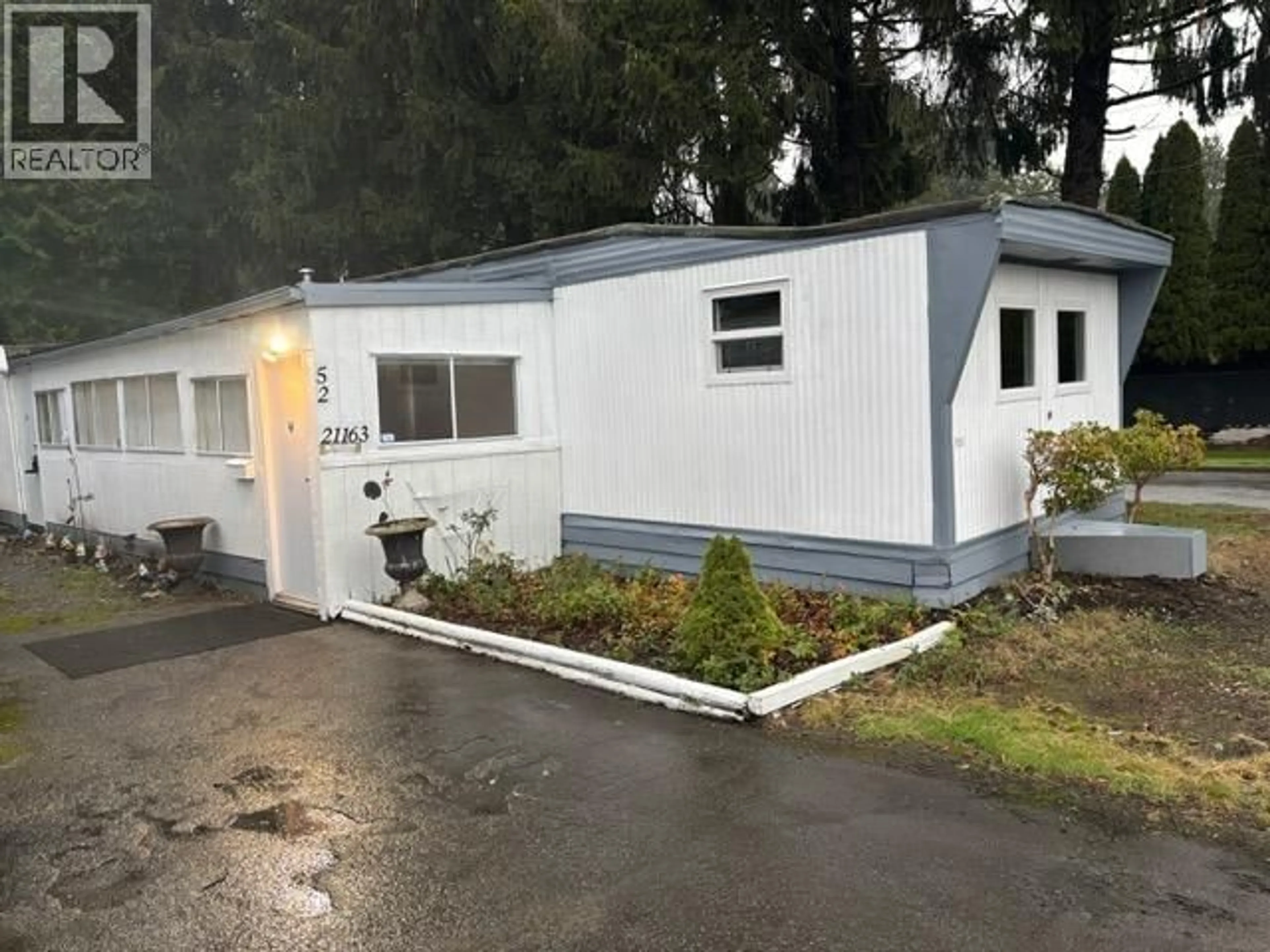 Home with vinyl exterior material, street for 52 - 21163 LOUGHEED HIGHWAY, Maple Ridge British Columbia V2X2R4