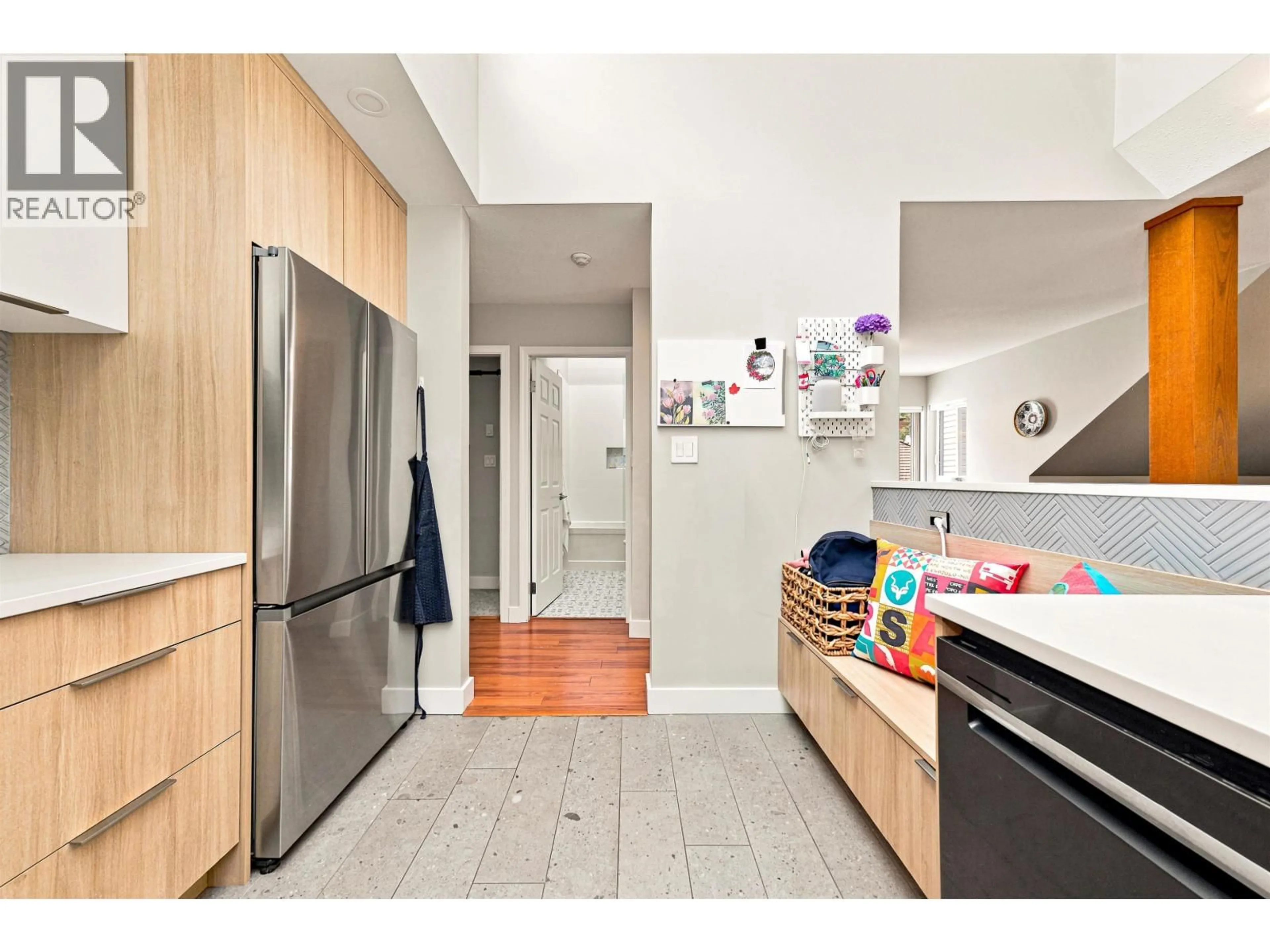 Contemporary kitchen, unknown for 402 - 3401 CURLE AVENUE, Burnaby British Columbia V5G4P4