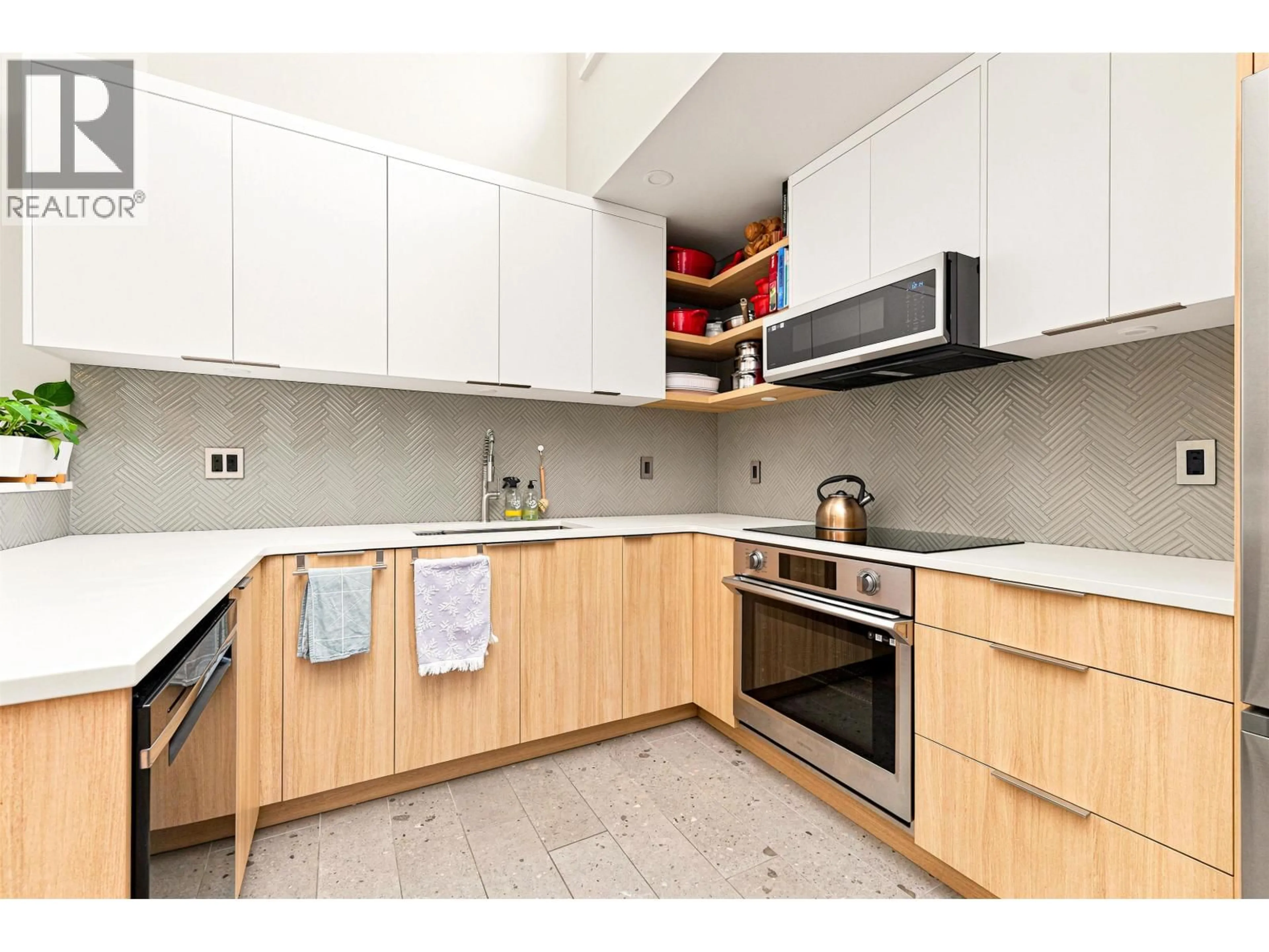 Standard kitchen, unknown for 402 - 3401 CURLE AVENUE, Burnaby British Columbia V5G4P4