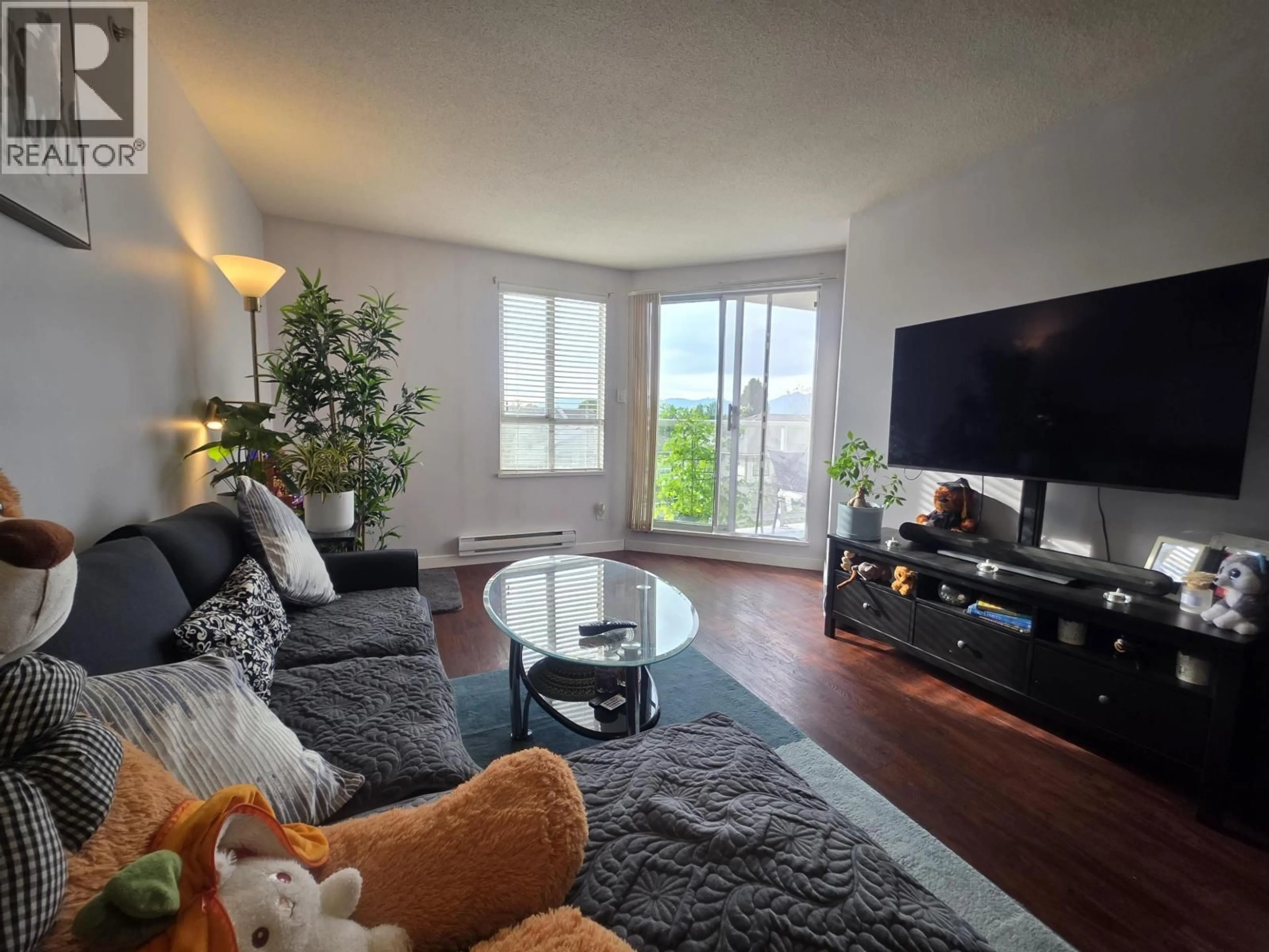 Living room with furniture, unknown for 607 - 3455 ASCOT PLACE, Vancouver British Columbia V5R6B7