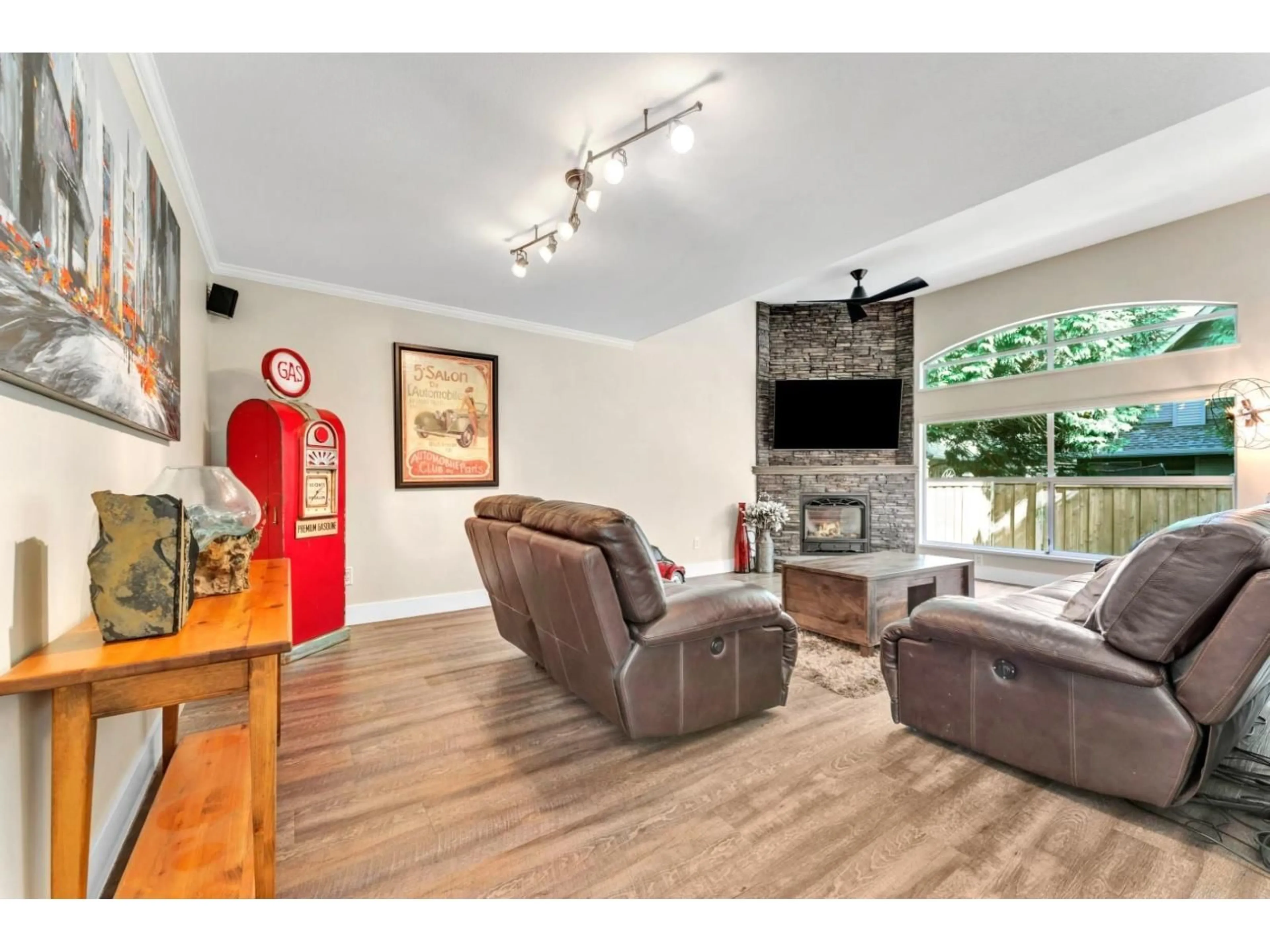 Living room with furniture, wood/laminate floor for 8 - 8257 121A STREET, Surrey British Columbia V3W3R4