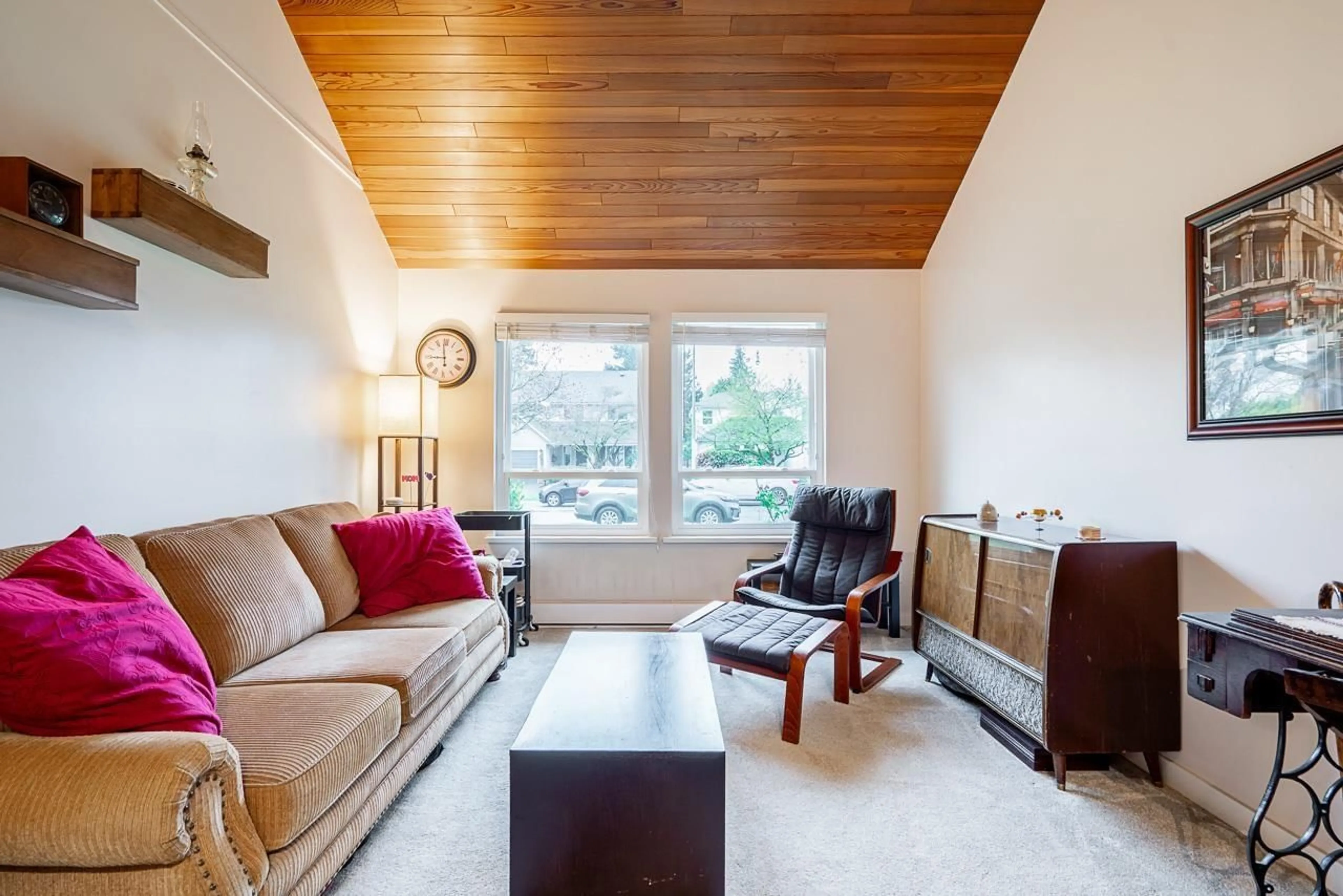 Living room with furniture, wood/laminate floor for 15429 90 AVENUE, Surrey British Columbia V3R9J5