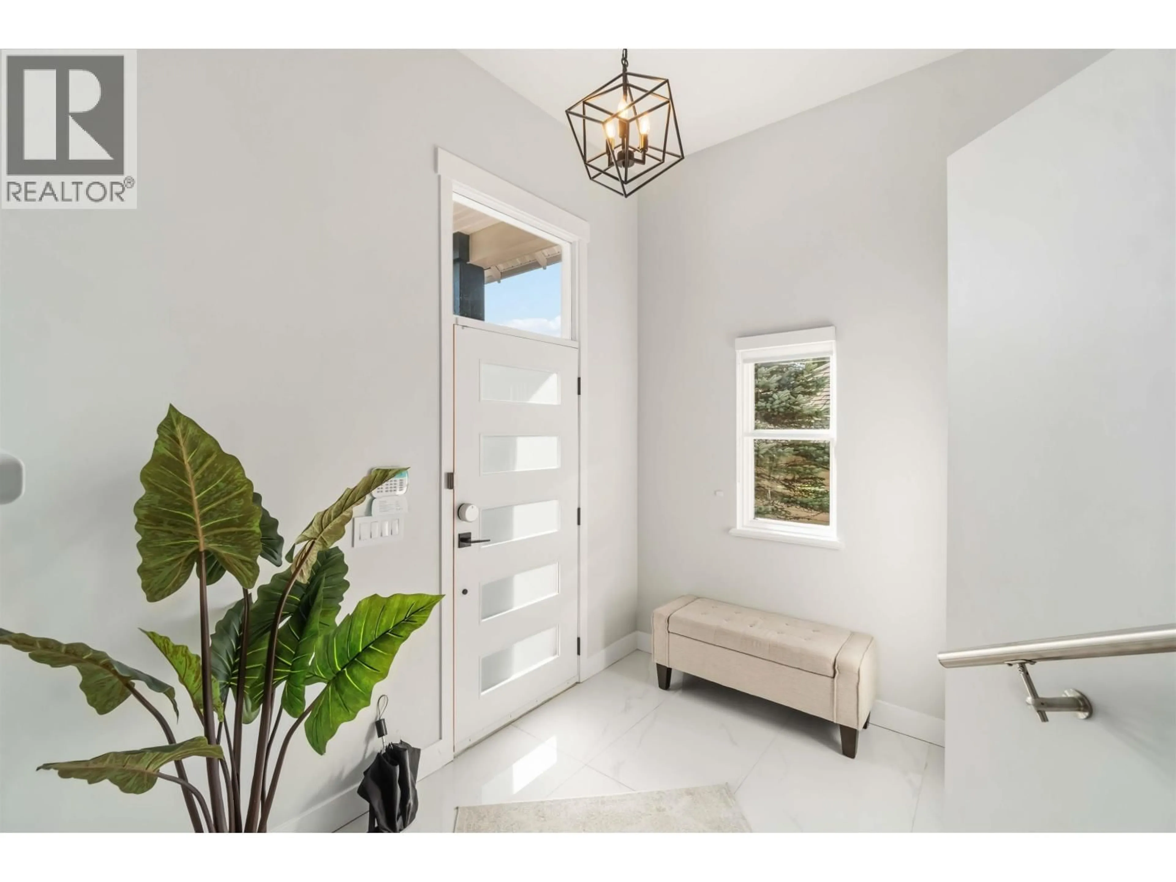 Indoor entryway for 108 SYCAMORE DRIVE, Port Moody British Columbia V3H0A8