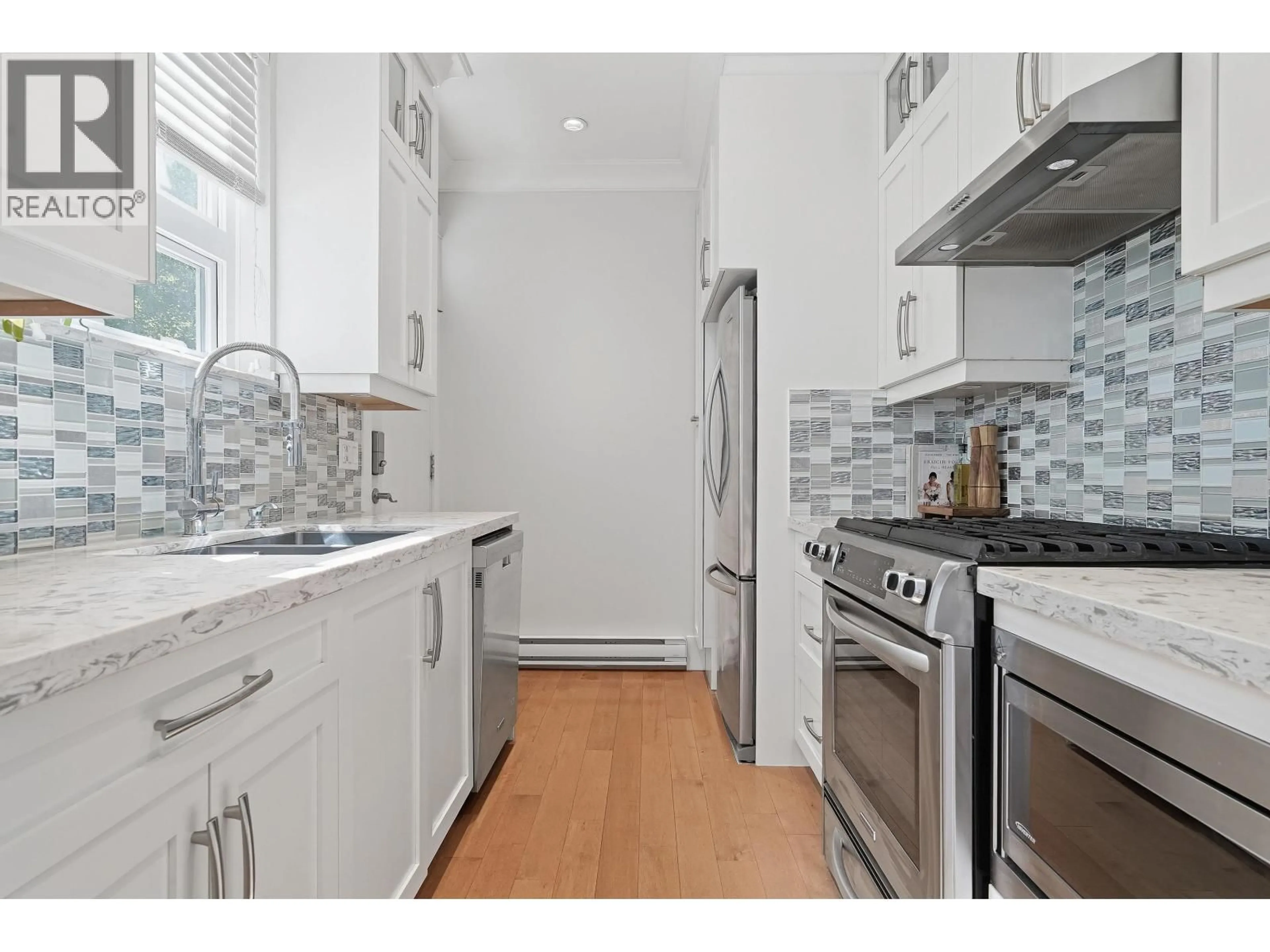 Standard kitchen, unknown for 1820 WOODLAND DRIVE, Vancouver British Columbia V5N3N7