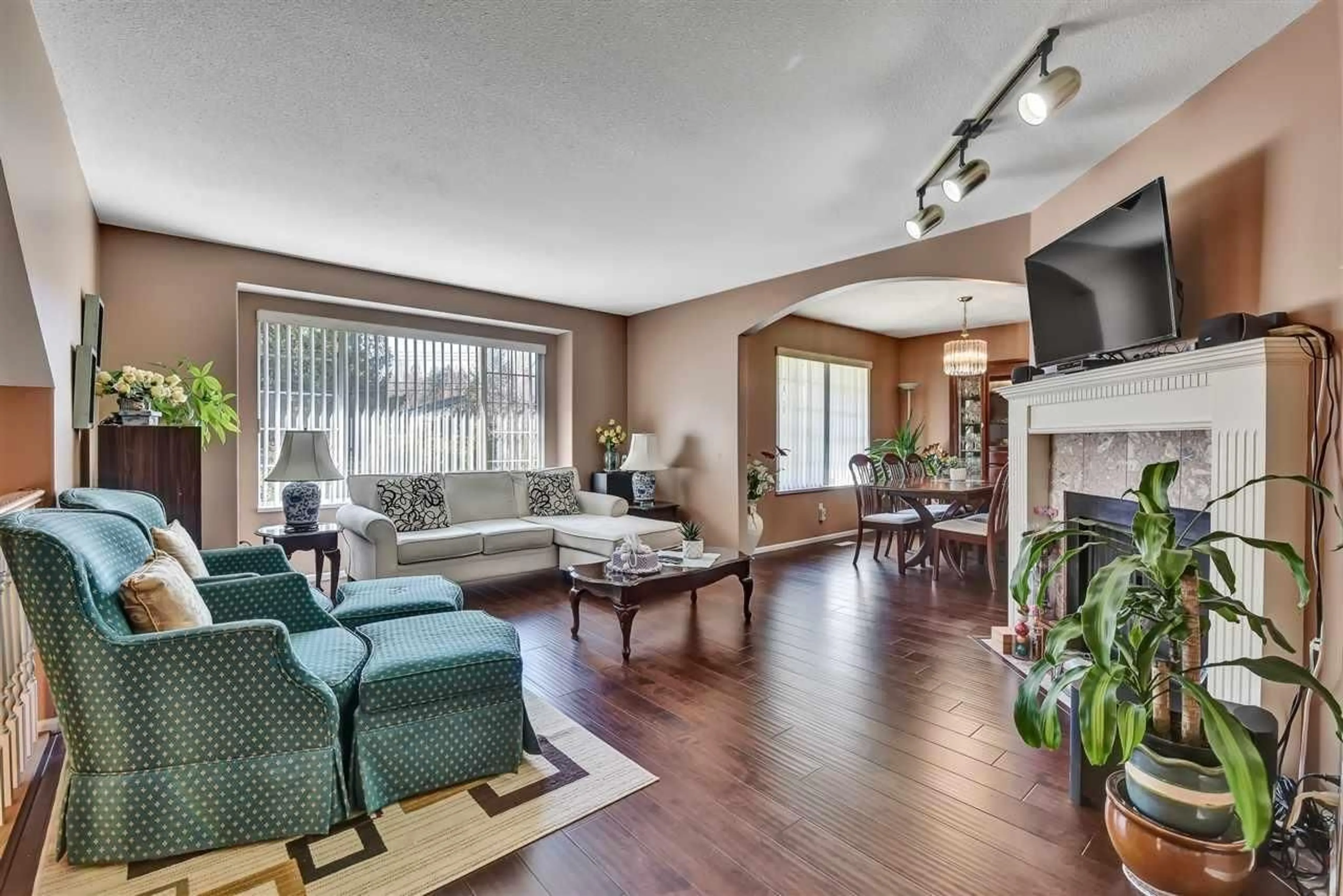 Living room with furniture, wood/laminate floor for 9256 152 STREET, Surrey British Columbia V3R4G2