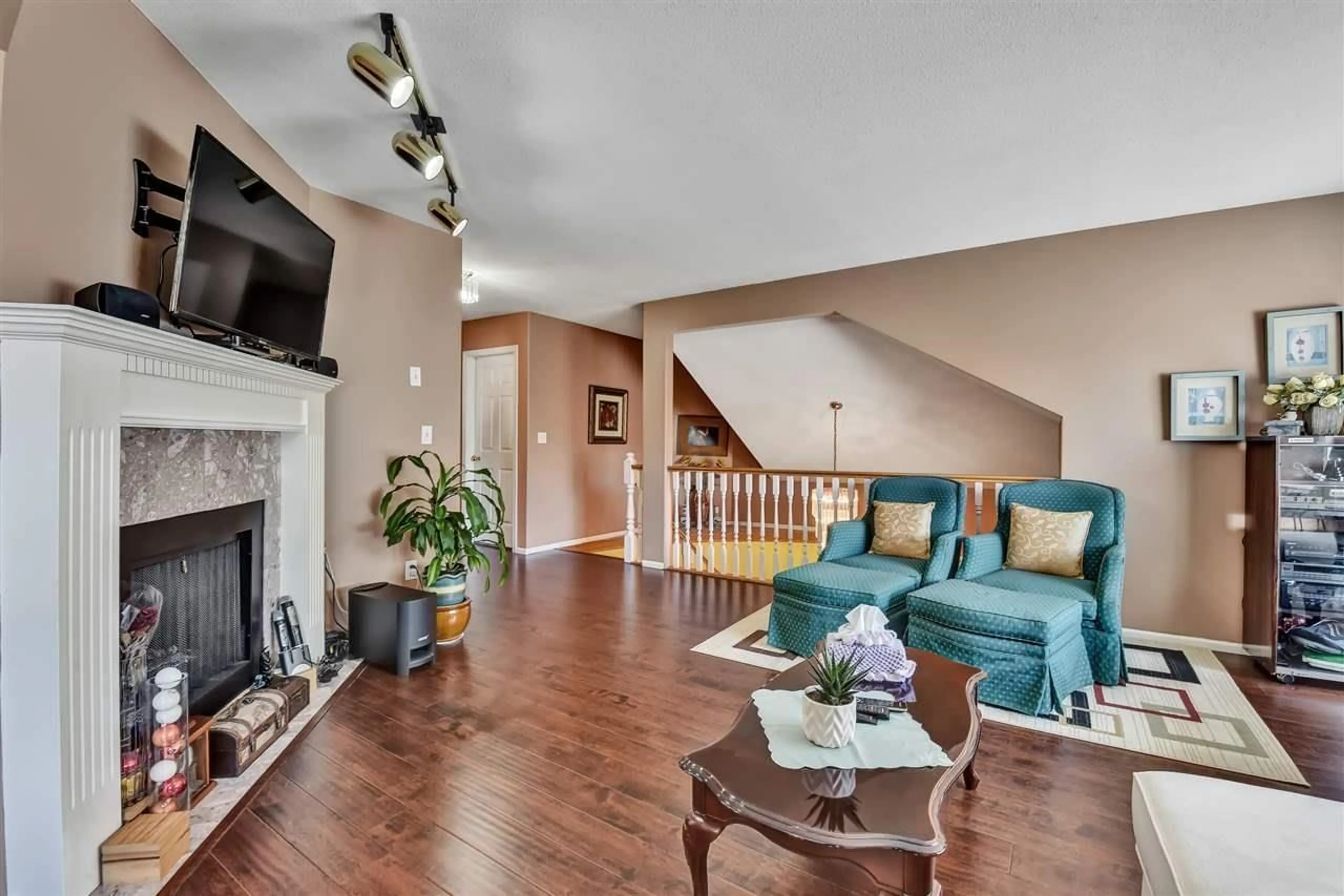 Living room with furniture, wood/laminate floor for 9256 152 STREET, Surrey British Columbia V3R4G2