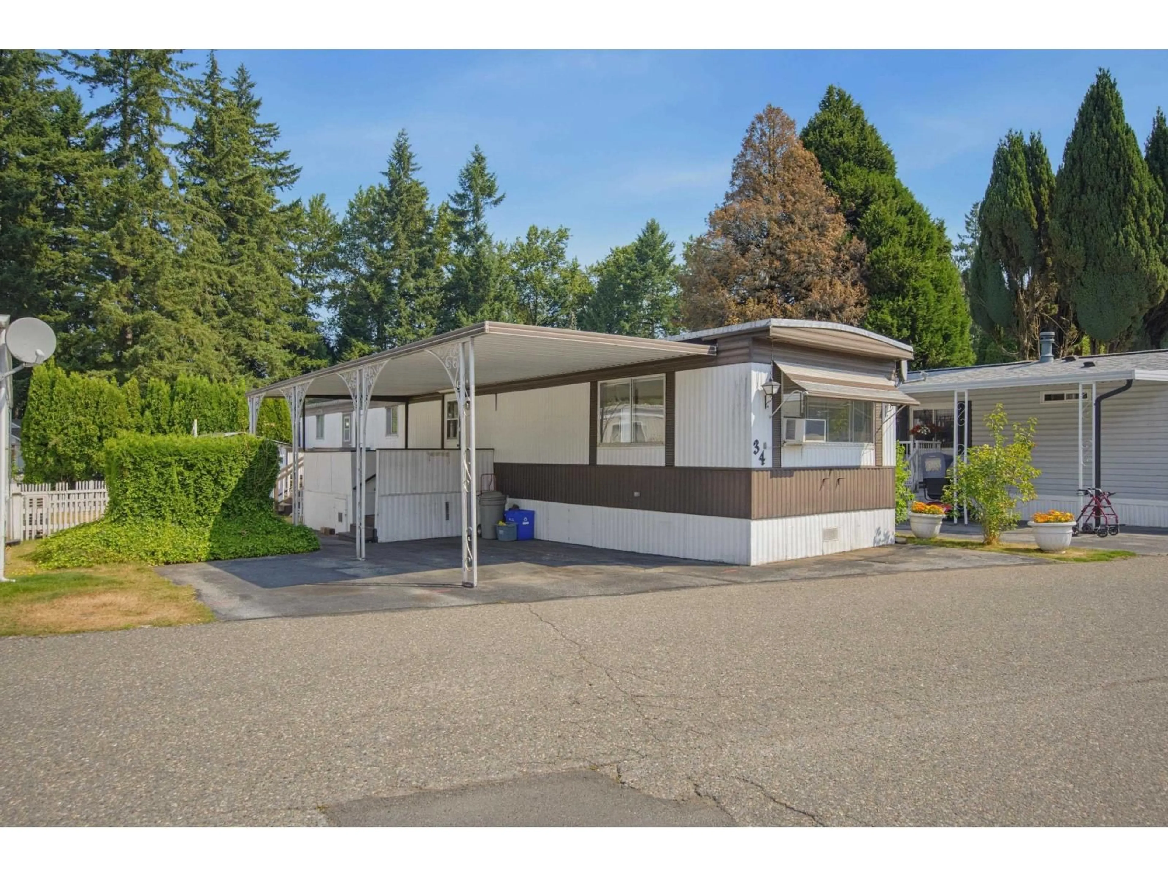 Home with vinyl exterior material, street for 34 - 9080 198 STREET, Langley British Columbia V1M3A8