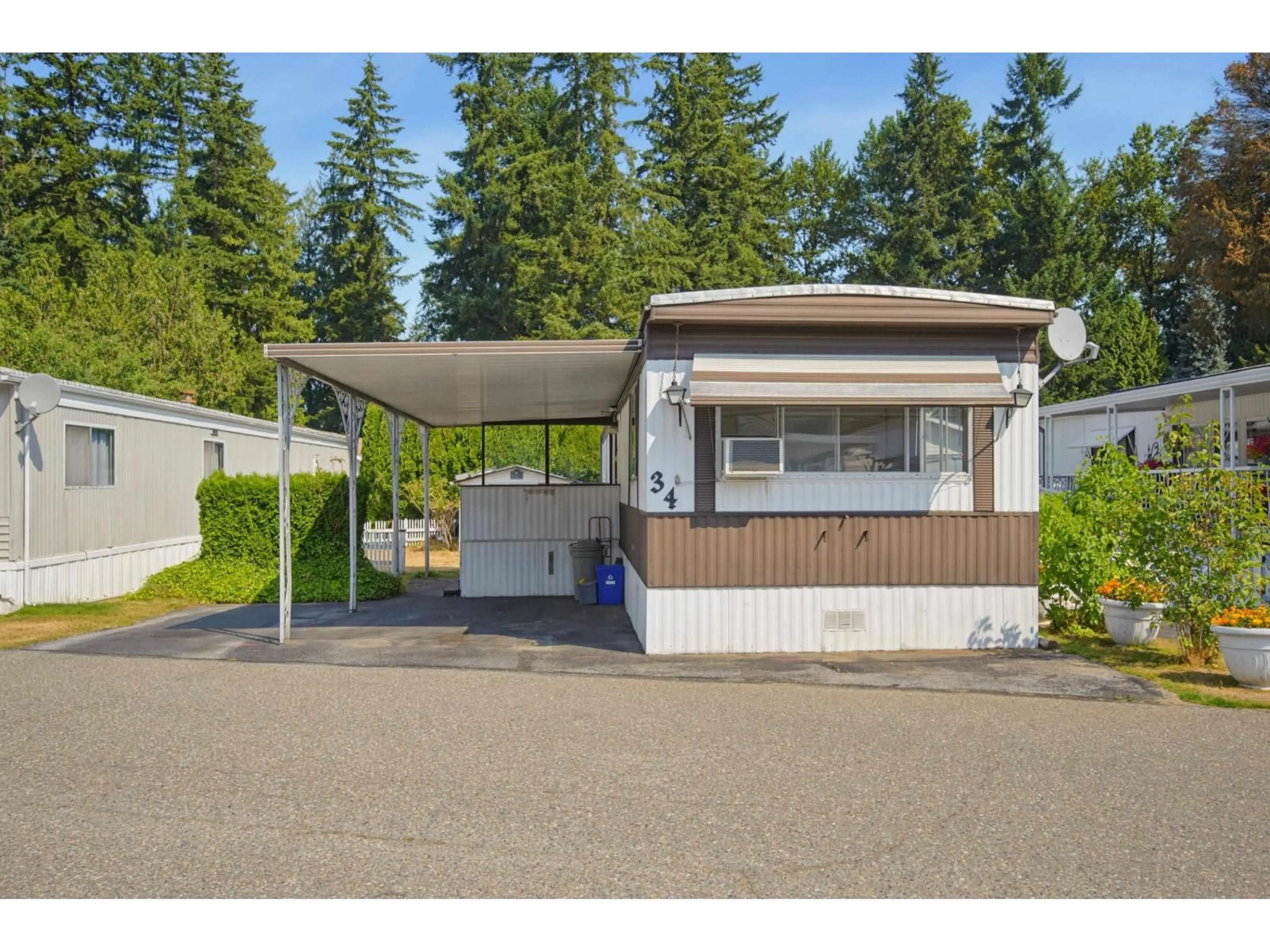 Home with vinyl exterior material, street for 34 - 9080 198 STREET, Langley British Columbia V1M3A8