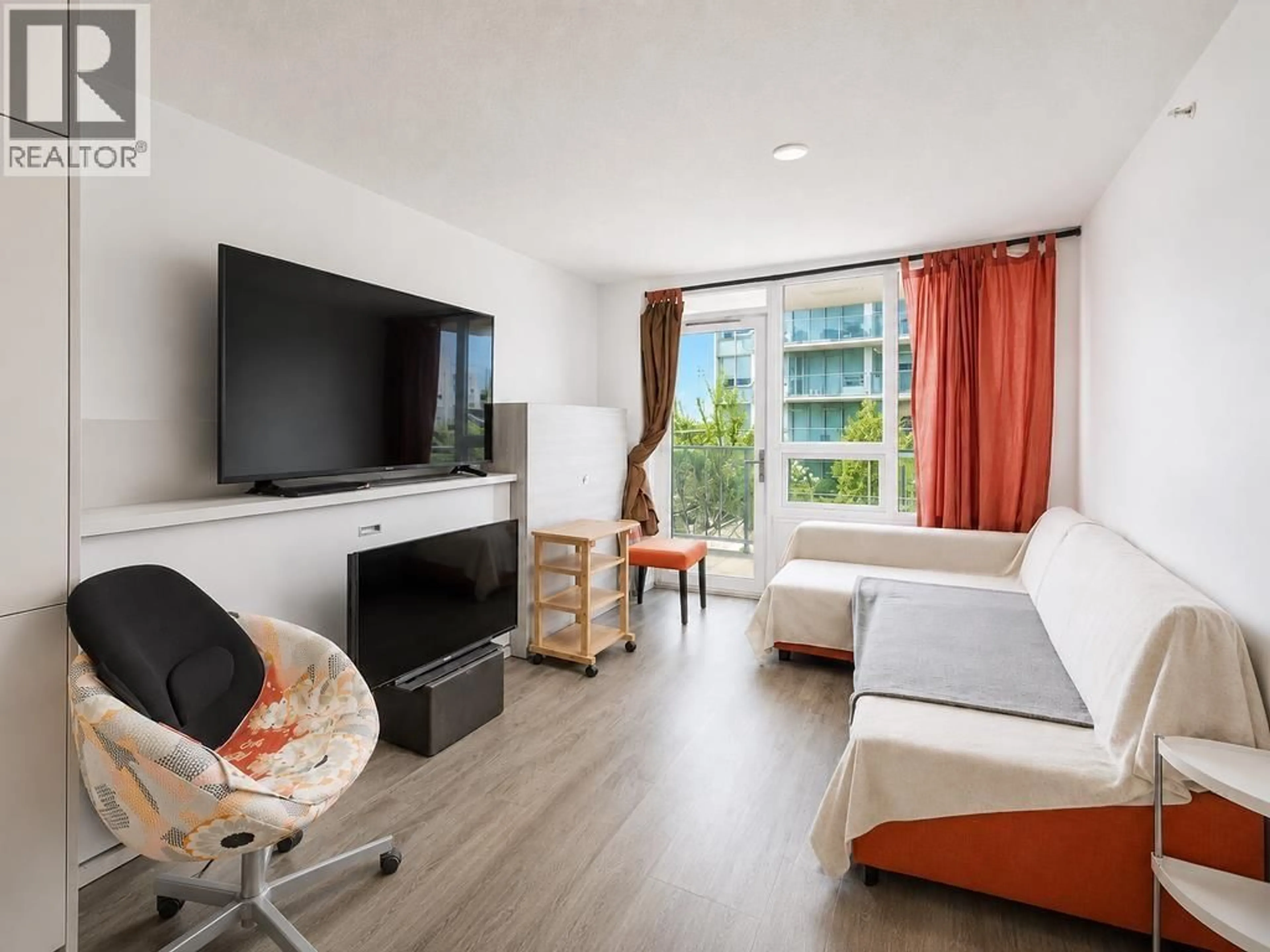 Living room with furniture, wood/laminate floor for 705 - 908 QUAYSIDE DRIVE, New Westminster British Columbia V3M0L4
