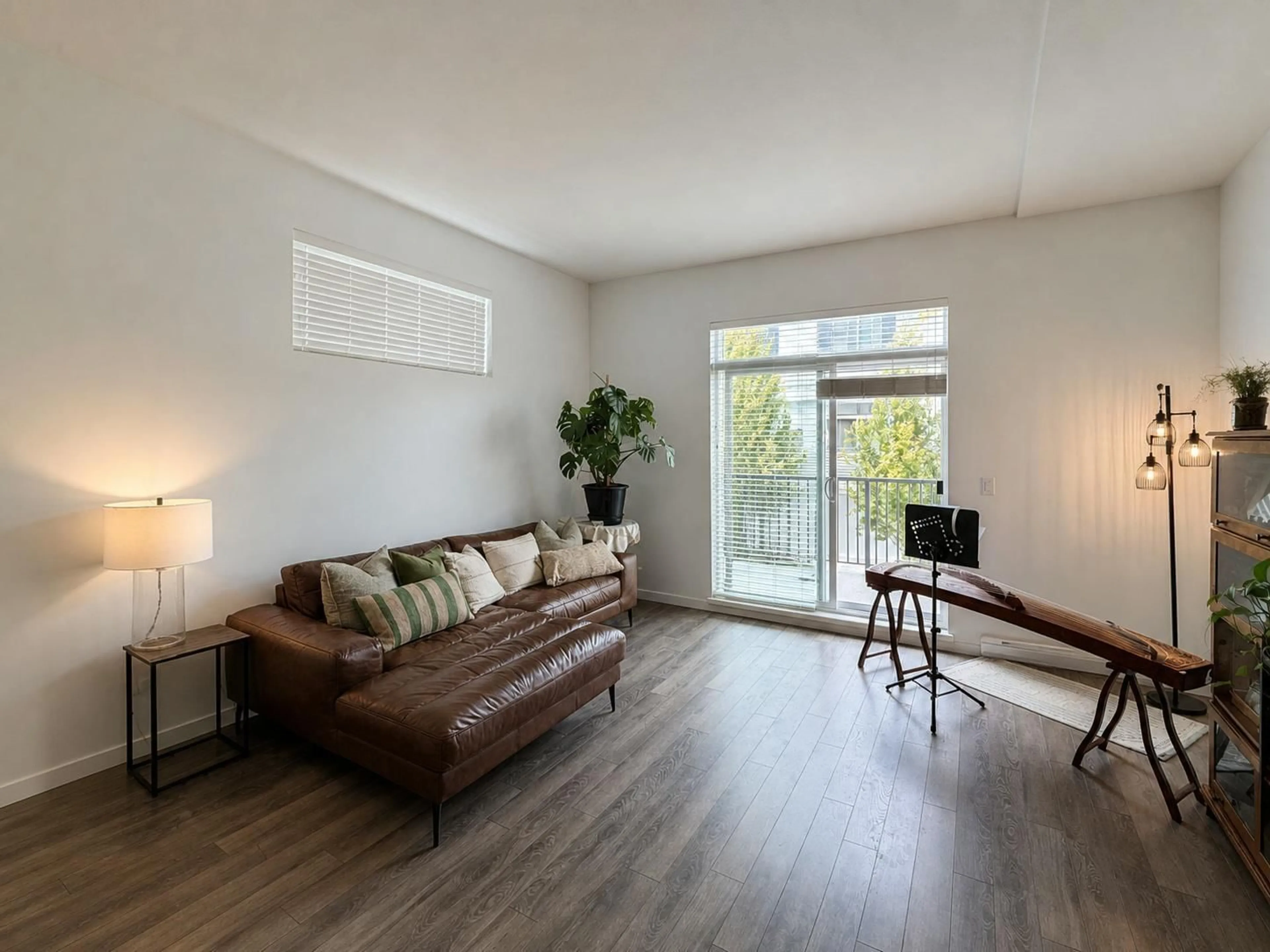 Living room with furniture, wood/laminate floor for 85 - 15268 28 AVENUE, Surrey British Columbia V4P0E8
