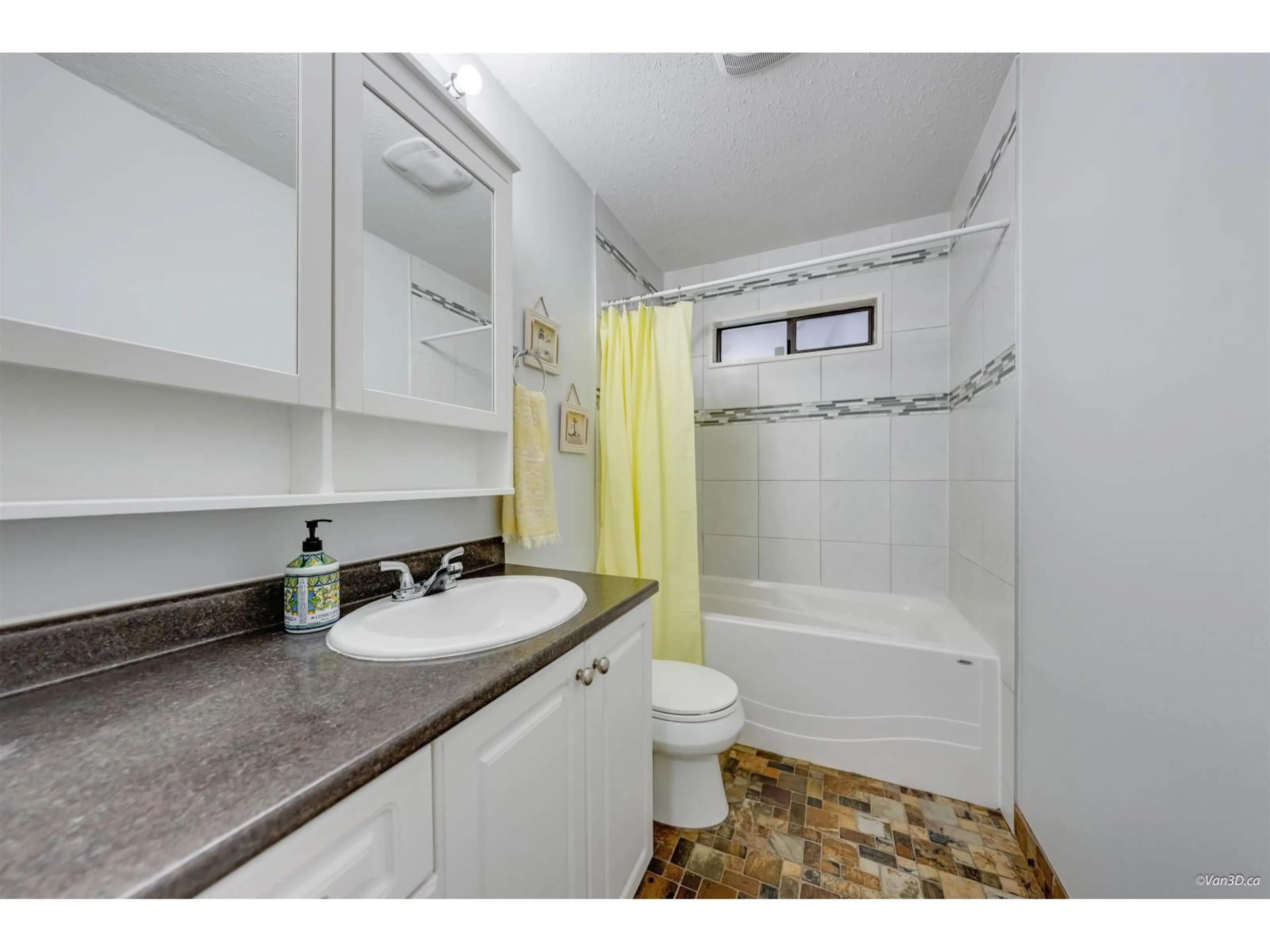 Standard bathroom, ceramic/tile floor for 27549 31A AVENUE, Langley British Columbia V4W3L2