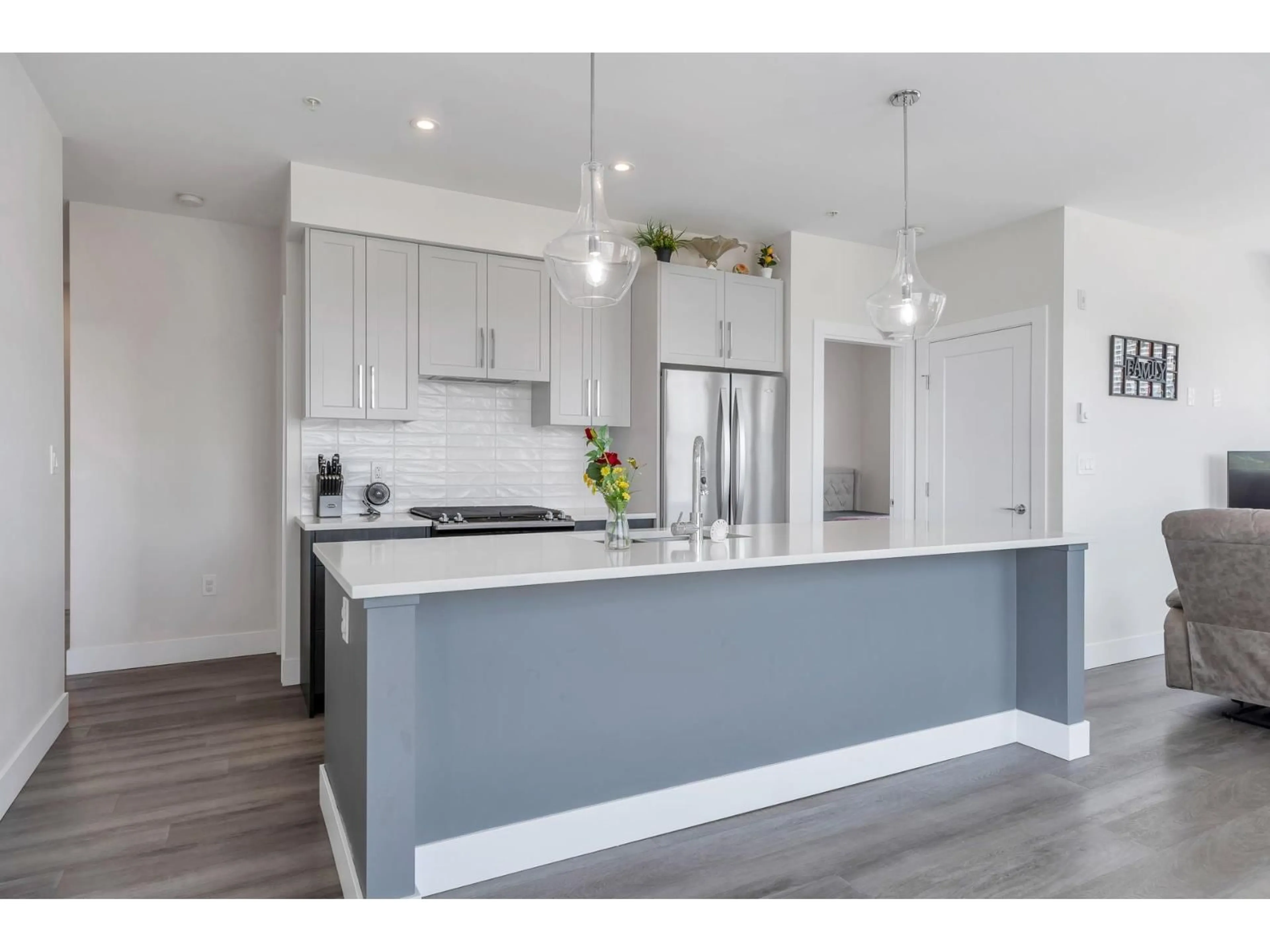Open concept kitchen, unknown for 405 - 32838 VENTURA AVENUE, Abbotsford British Columbia V2S0M5