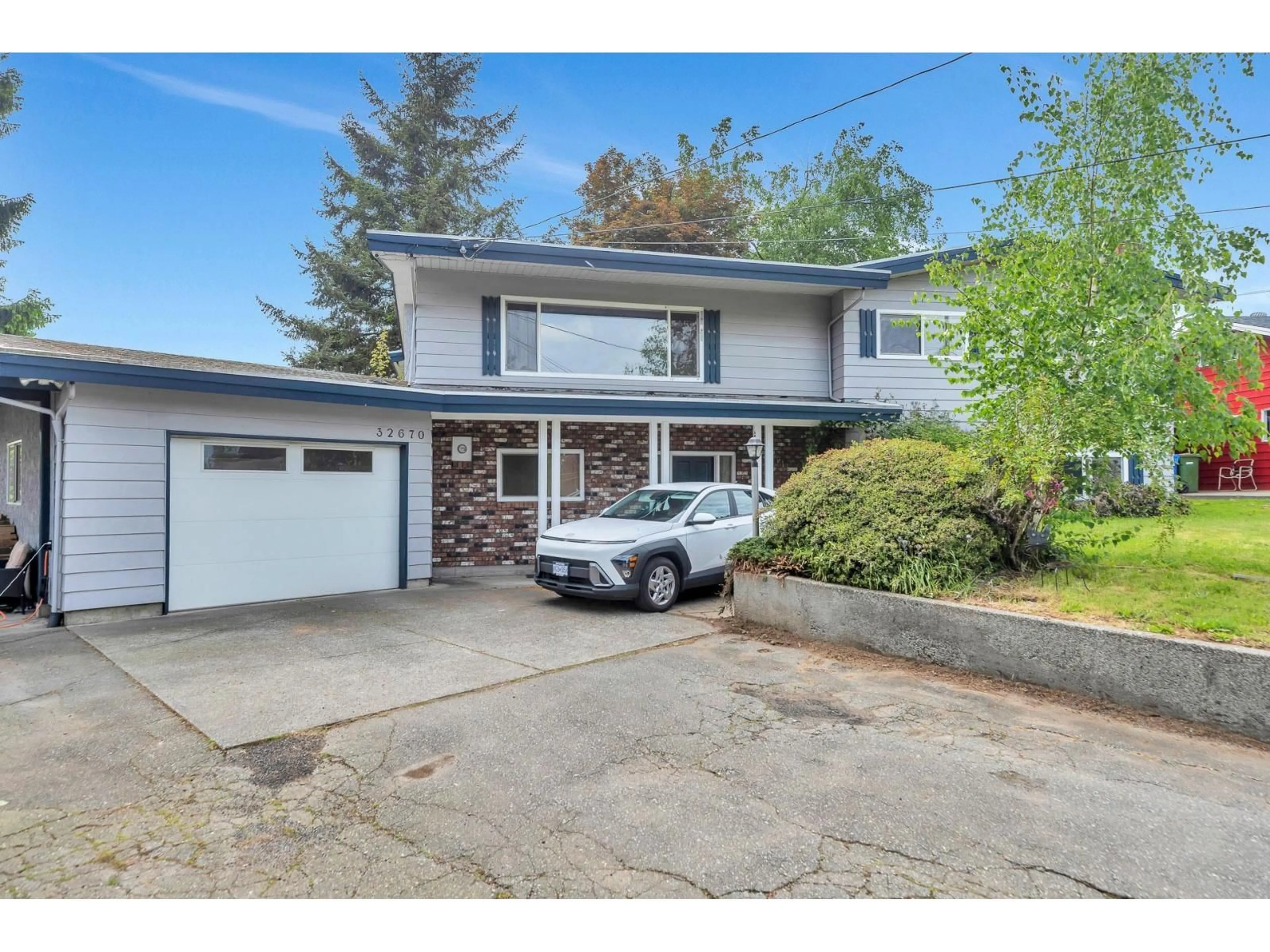 Home with vinyl exterior material, street for 32670 AVALON CRESCENT, Abbotsford British Columbia V2T3S6
