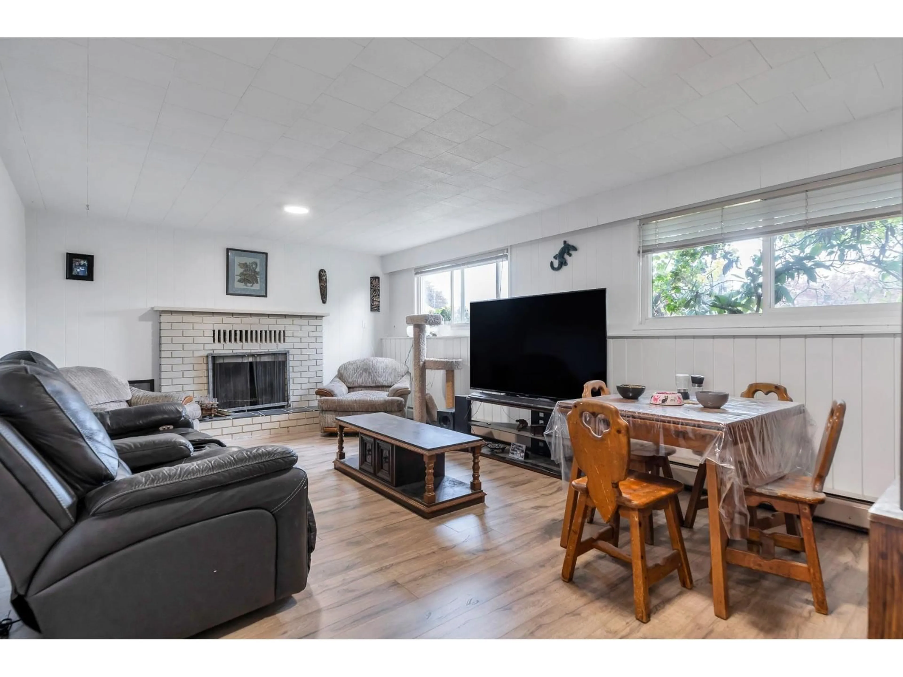 Living room with furniture, wood/laminate floor for 32670 AVALON CRESCENT, Abbotsford British Columbia V2T3S6