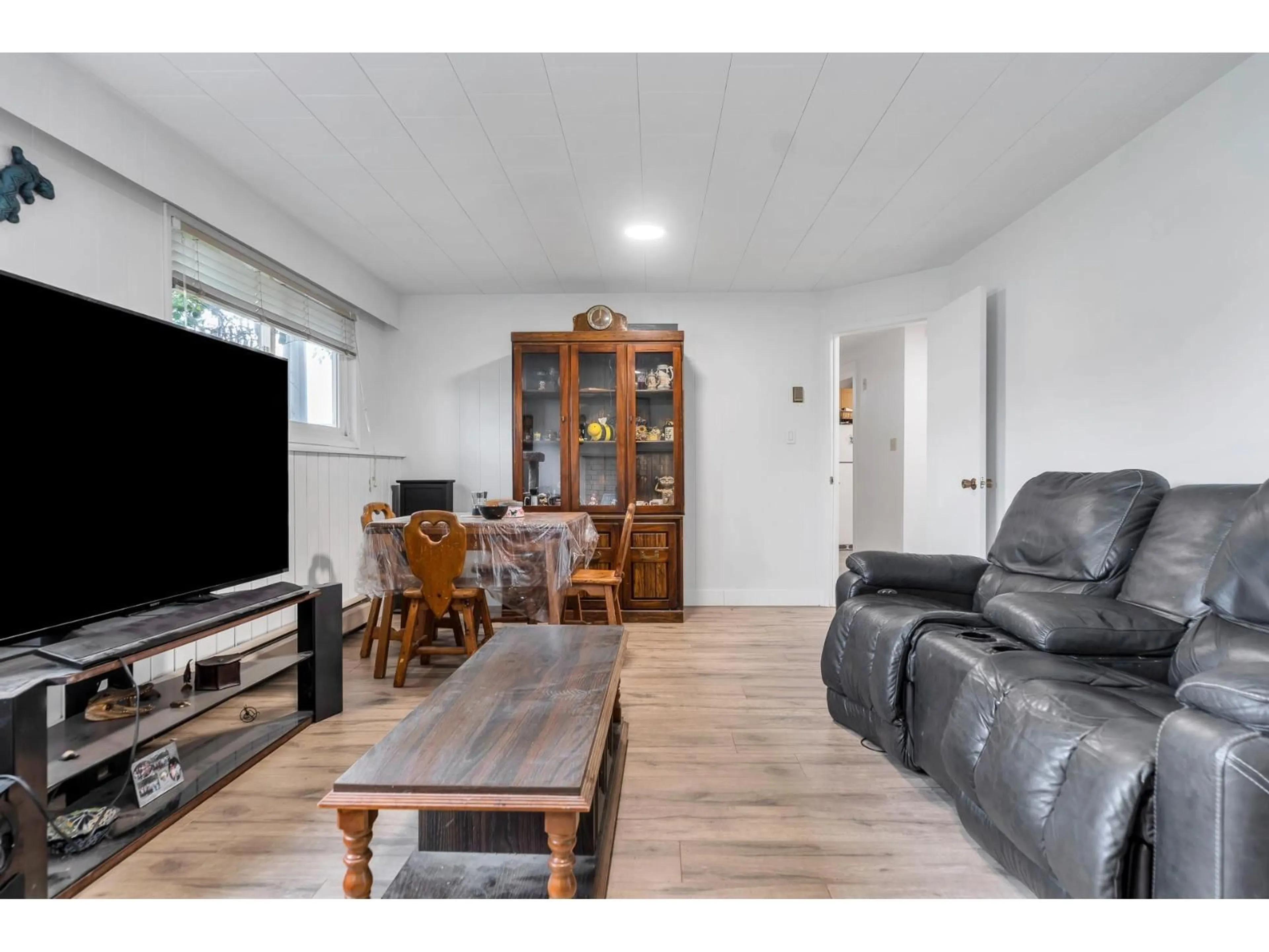 Living room with furniture, wood/laminate floor for 32670 AVALON CRESCENT, Abbotsford British Columbia V2T3S6