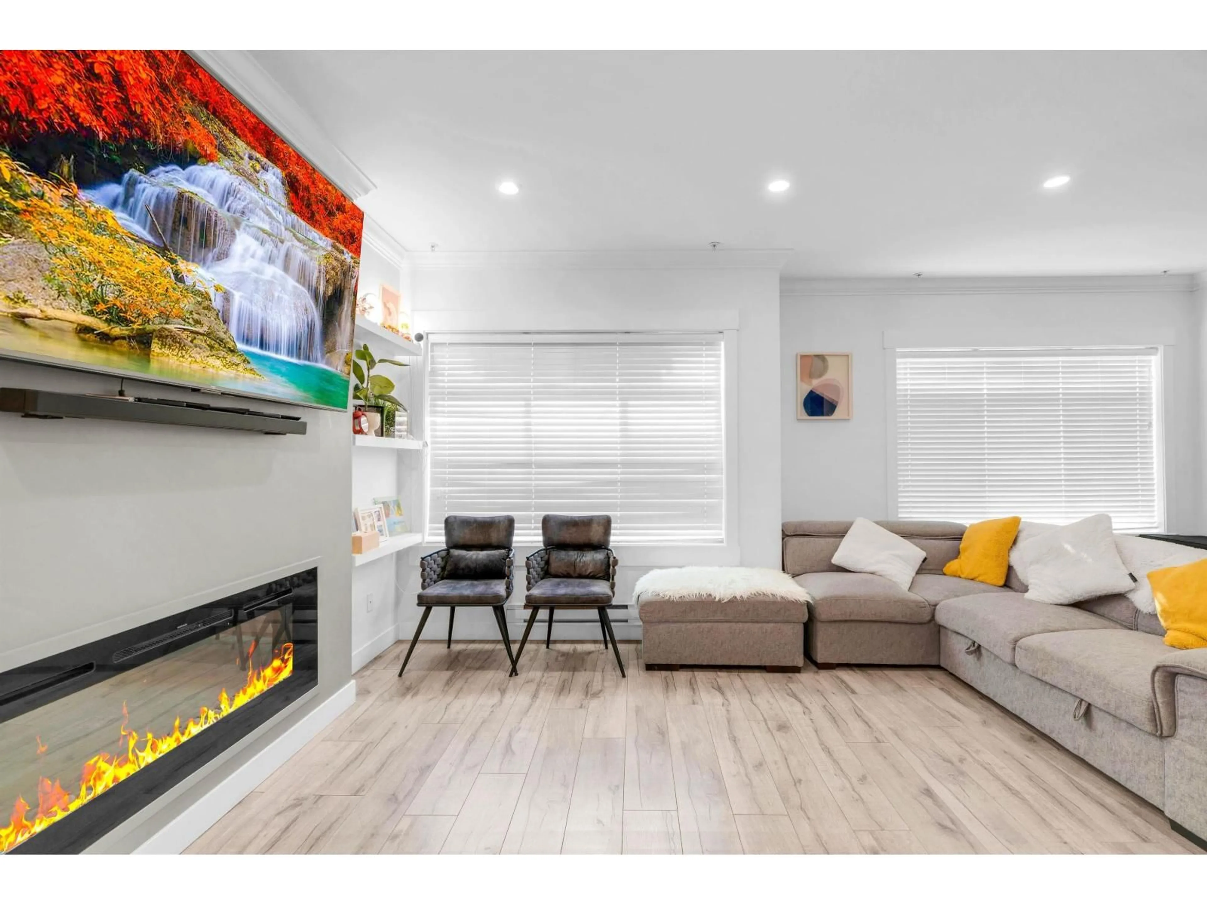Living room with furniture, wood/laminate floor for 23 - 7247 140 STREET, Surrey British Columbia V3W1K8