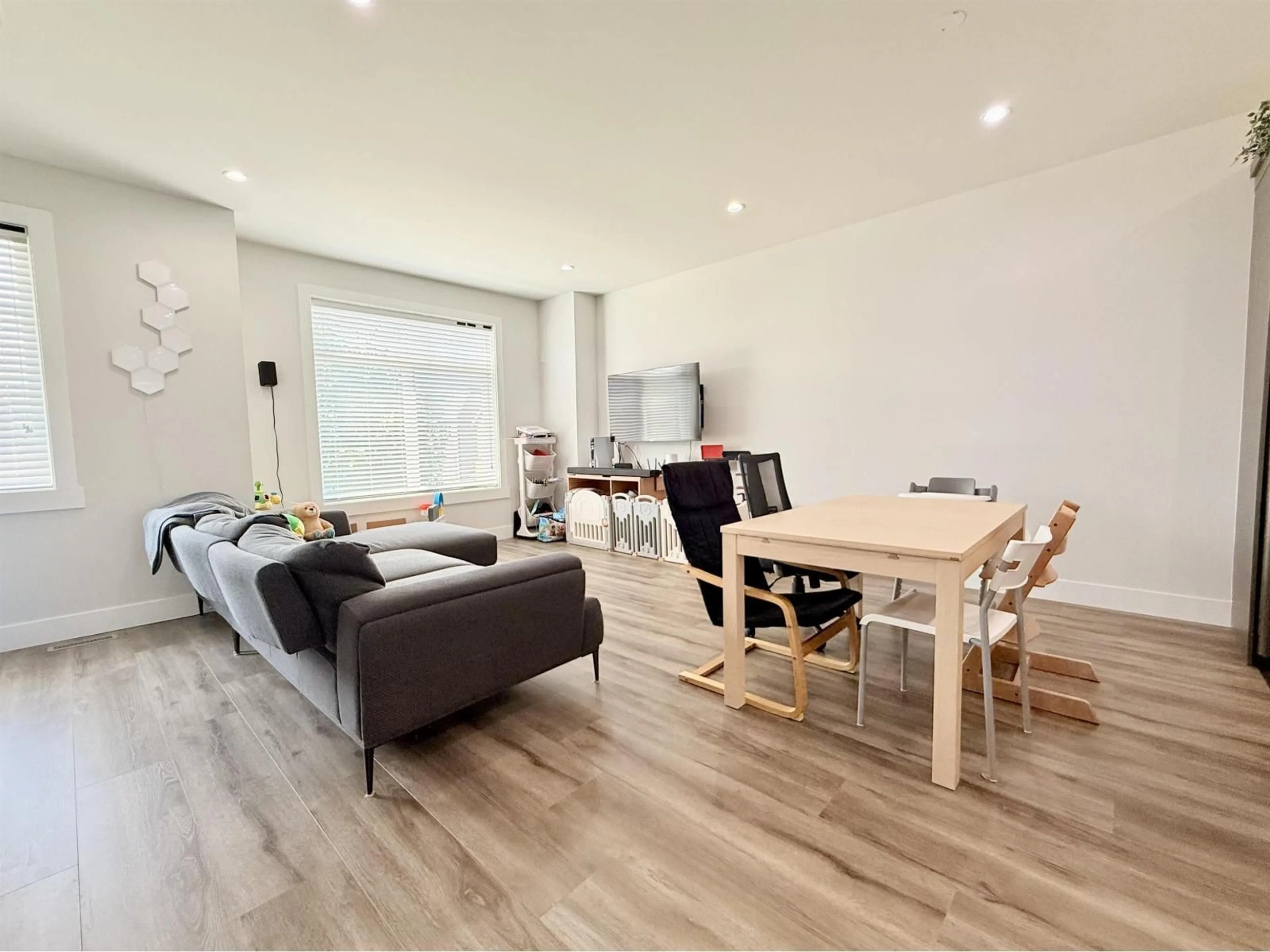 Living room with furniture, wood/laminate floor for 3 - 19239 70 AVENUE, Surrey British Columbia V4N6S8