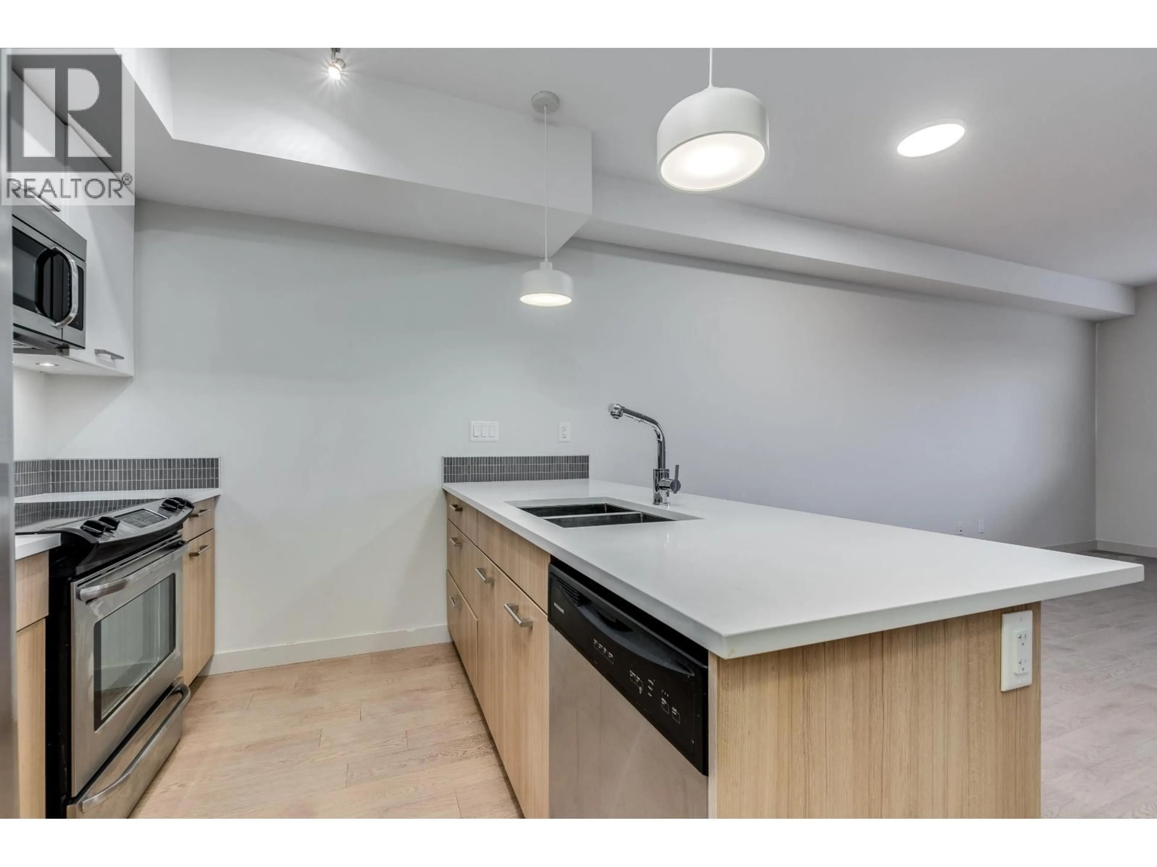 Standard kitchen, unknown for 201 - 2214 KELLY AVENUE, Port Coquitlam British Columbia V3C0E5