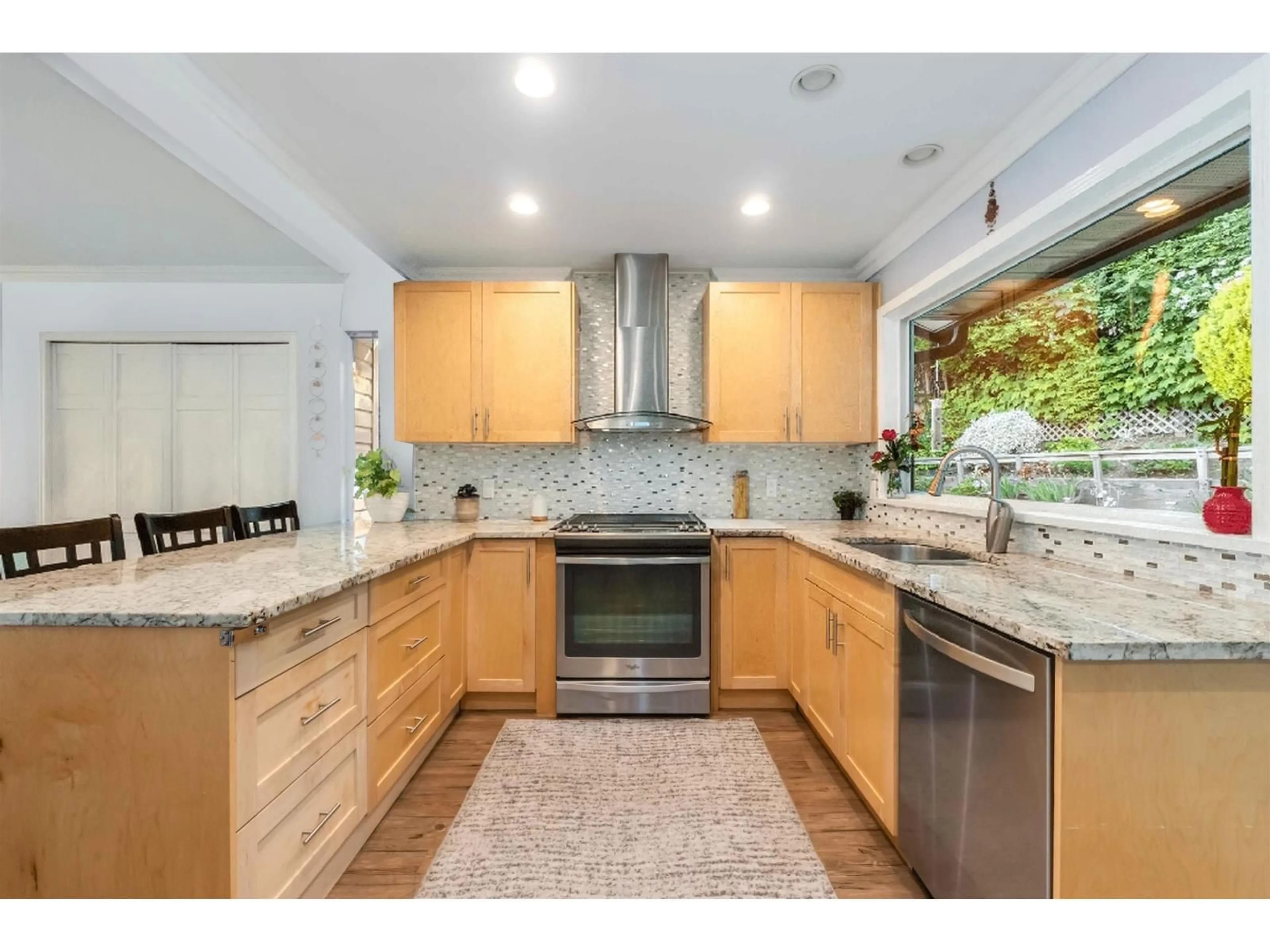 Open concept kitchen, ceramic/tile floor for 31438 CHALMERS PLACE, Abbotsford British Columbia V2T5H1
